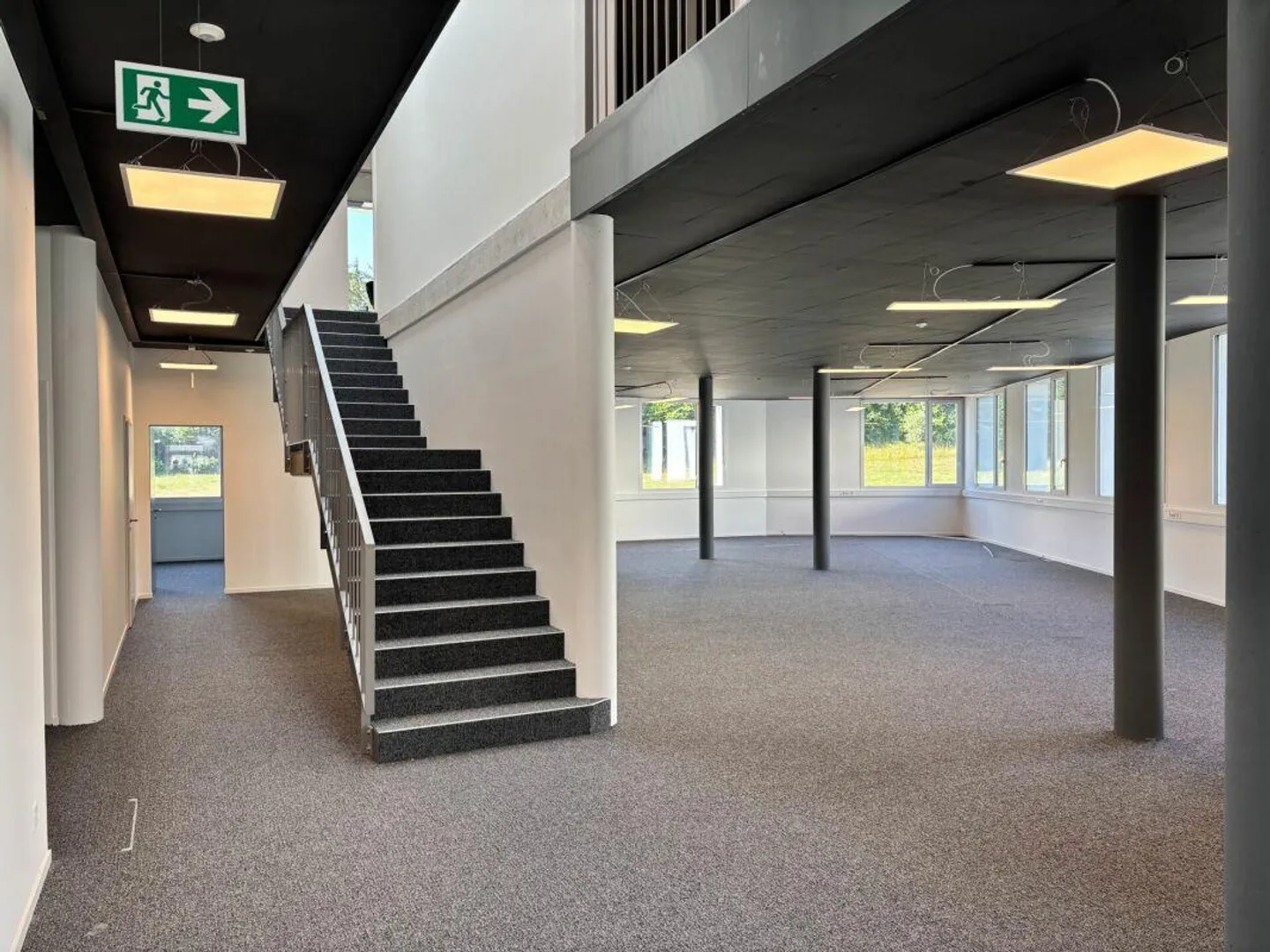 Moudon hall with good height for rent - Photo 5 of 8