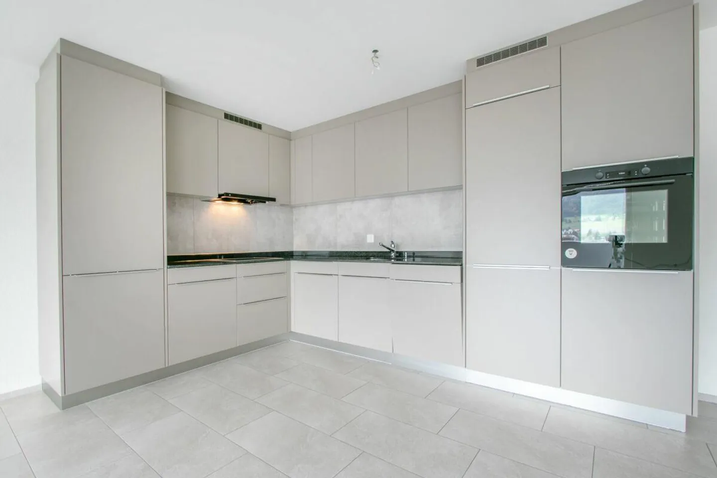 Moderne Renditeliegenschaft mit 12 Wohnungen, 1 Büro und grosszügigem Parkierungsangebot - Foto 8 von 16