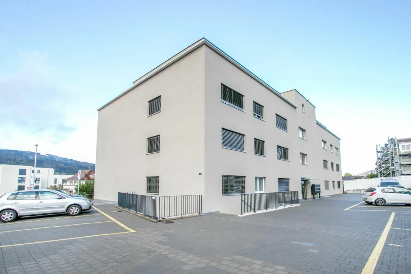 Moderne Renditeliegenschaft mit 12 Wohnungen, 1 Büro und grosszügigem Parkierungsangebot - Foto 15 von 16