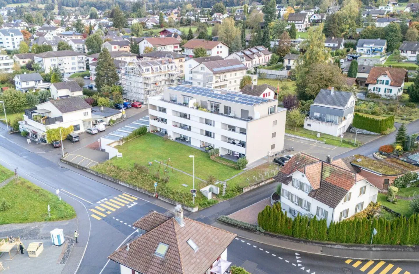 Moderne Renditeliegenschaft mit 12 Wohnungen, 1 Büro und grosszügigem Parkierungsangebot - Foto 2 von 16