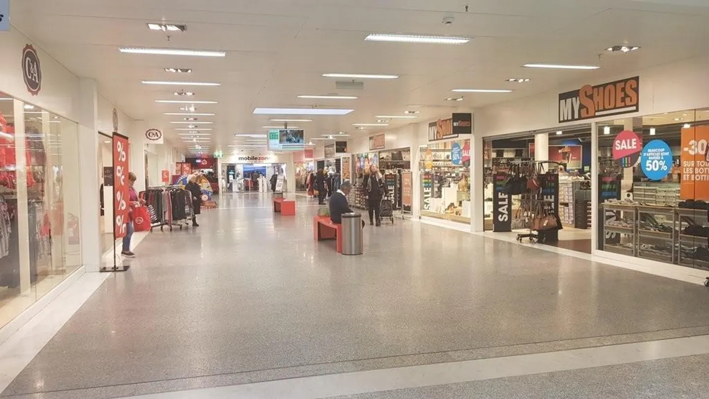 Settle in a quality urban shopping center - Photo 3 of 6