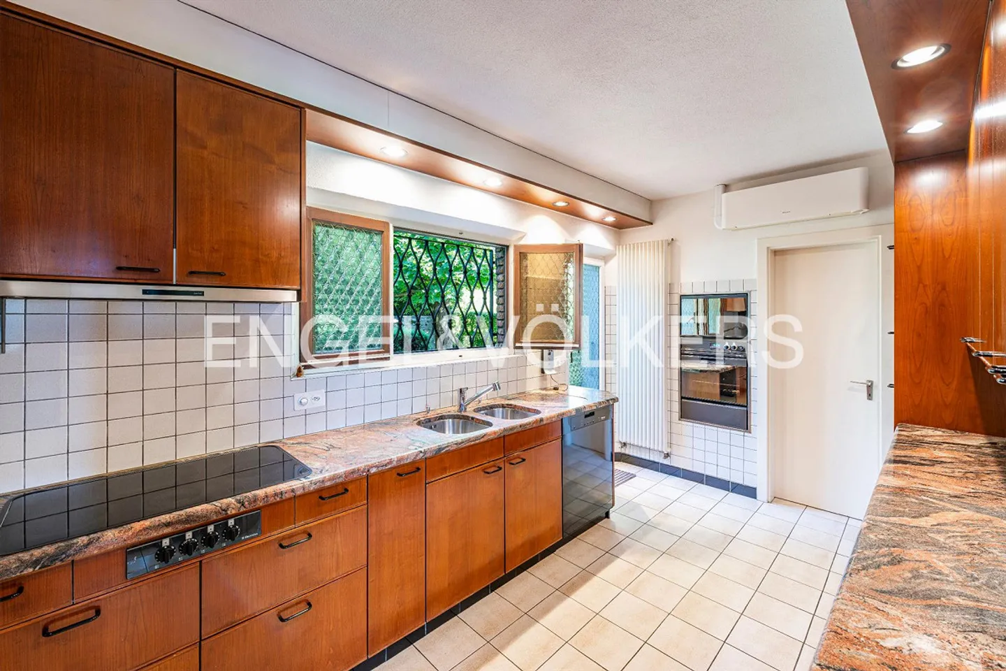 Exclusive Mediterranean Villa with Pool and Open View - Photo 4 of 13
