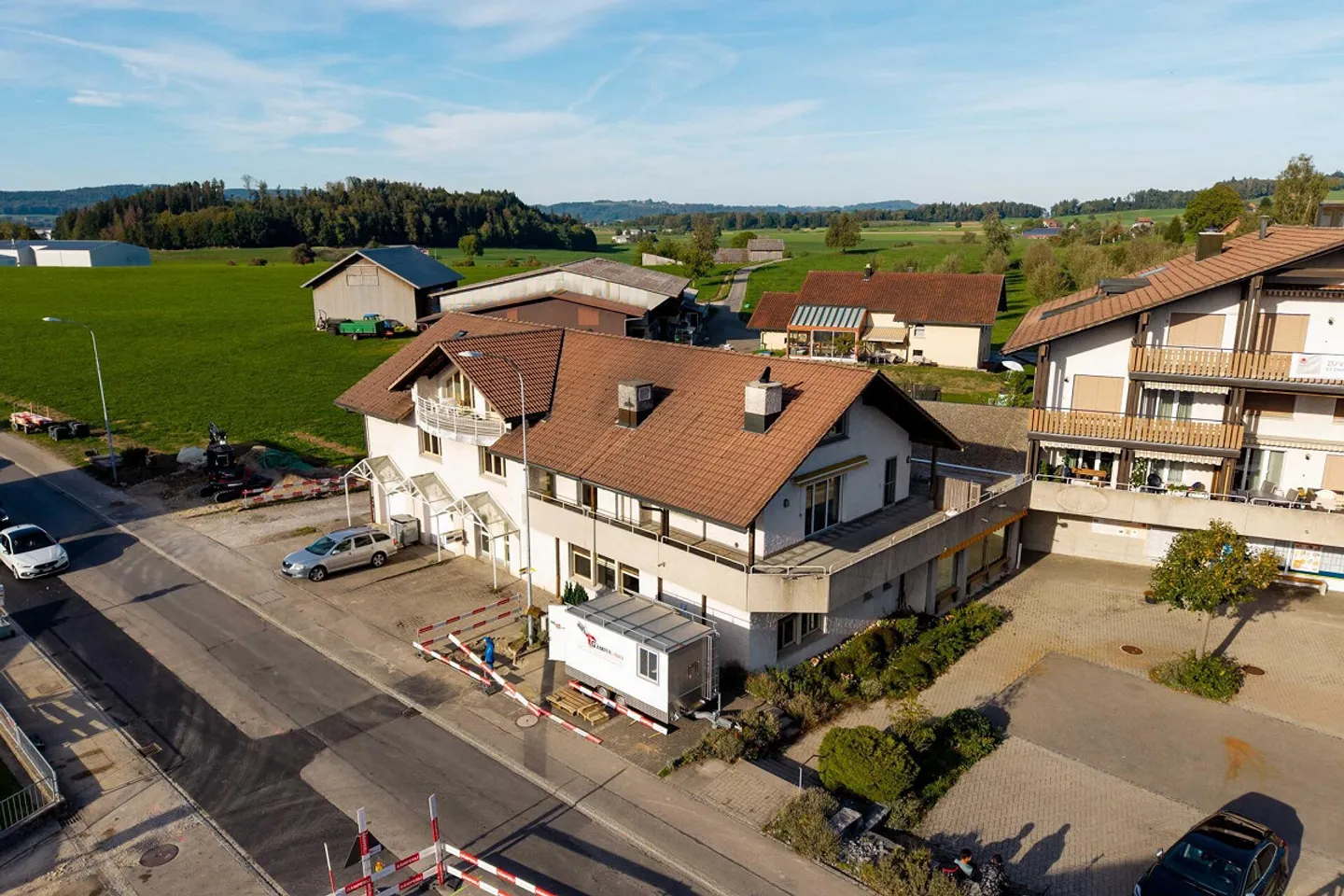 Gewerbegebäude mit Wohnraum - Foto 1 von 4