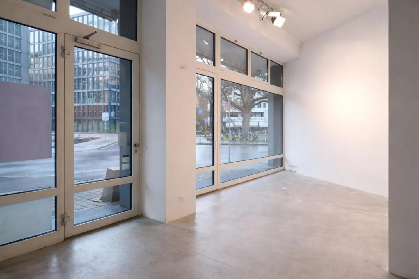 Spazio al piano terra rappresentativo in un indirizzo di prima classe - Foto 2 di 11