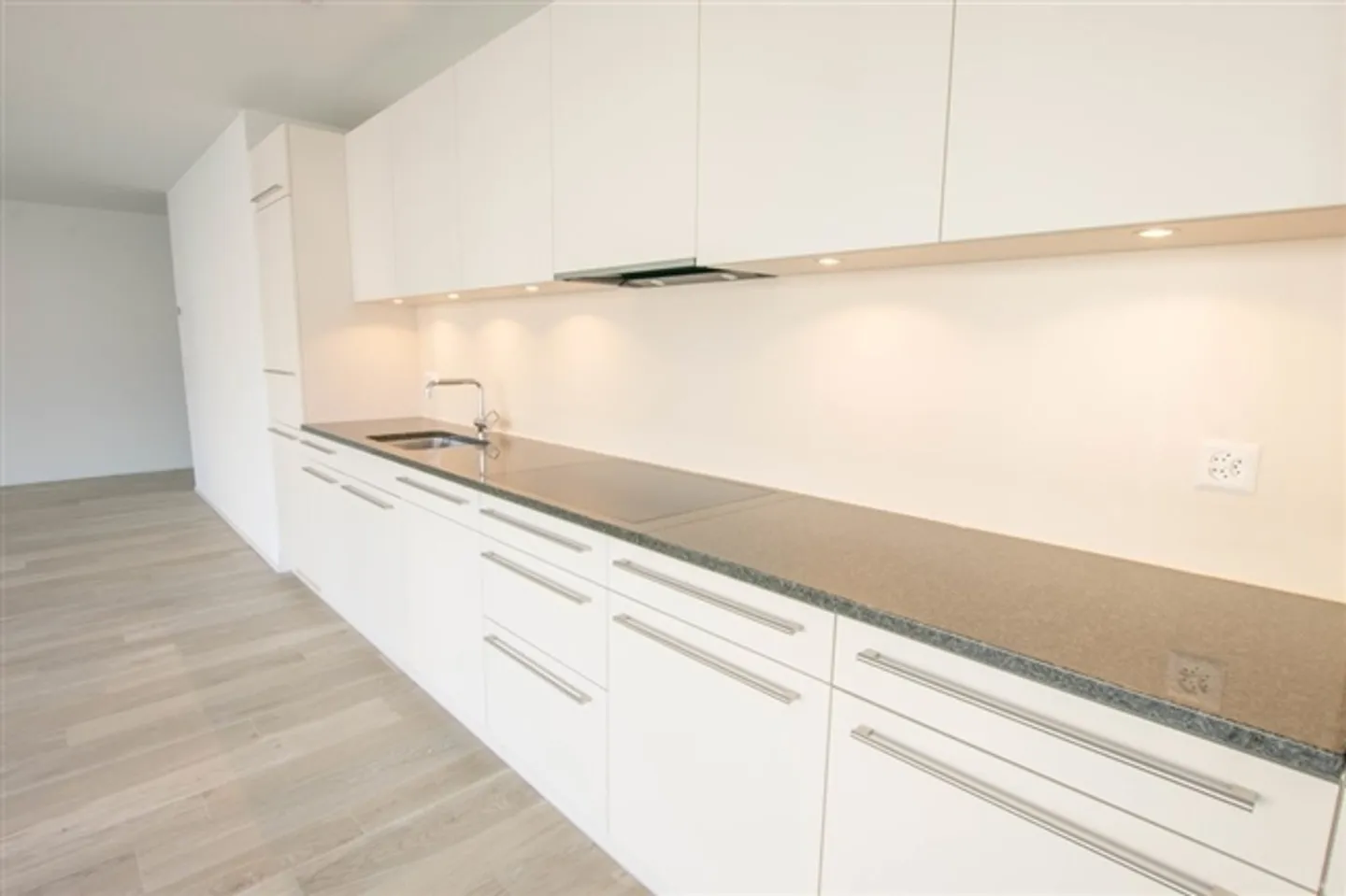 Moderno appartamento di 4,5 stanze nel Jardin du Paradis - Foto 1 di 12