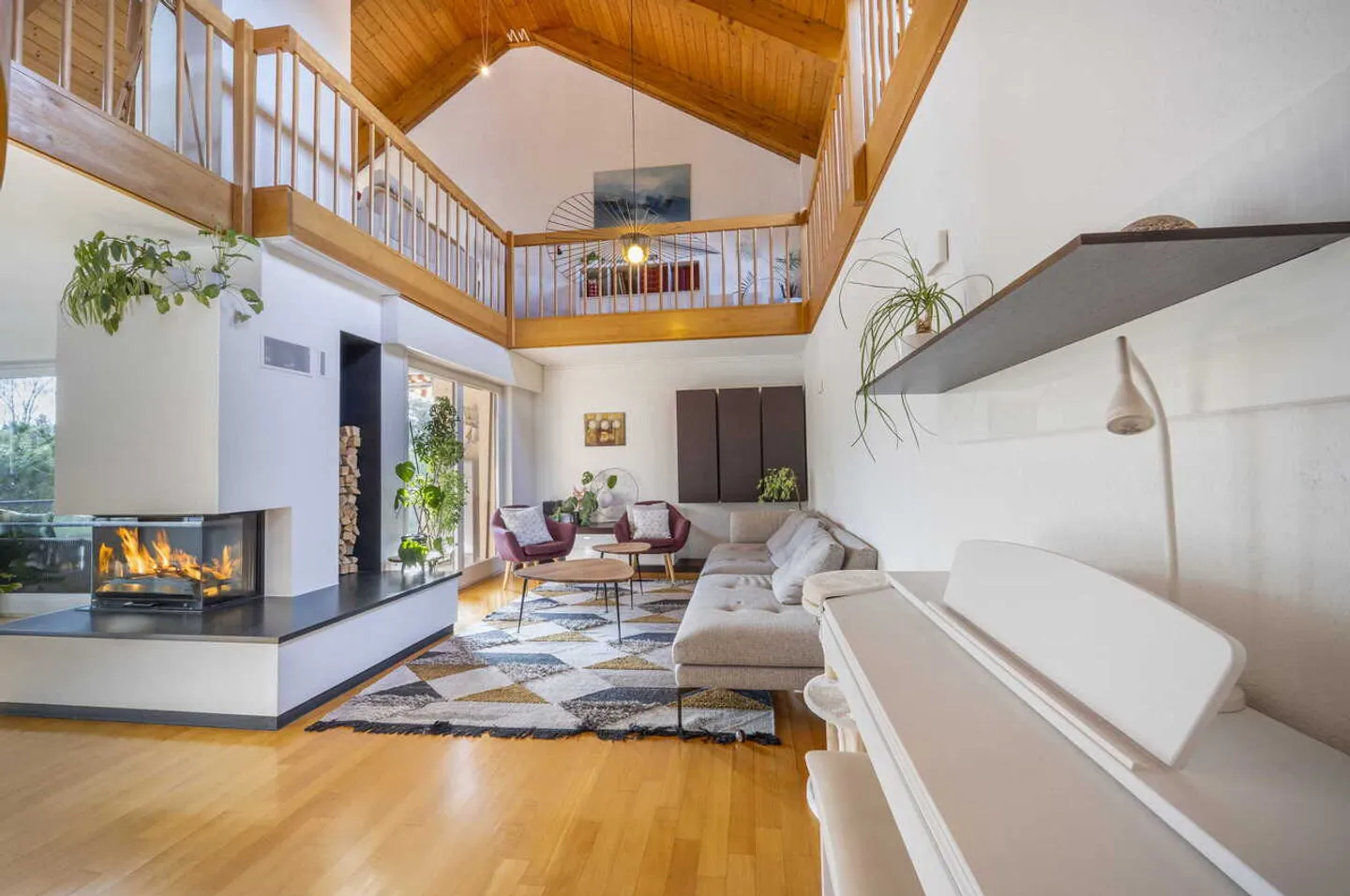 GERÄUMIGES RENOVIERTES DUPLEX IM DACHGESCHOSS - BALKON UND INNENPARKPLATZ - Foto 1 von 17