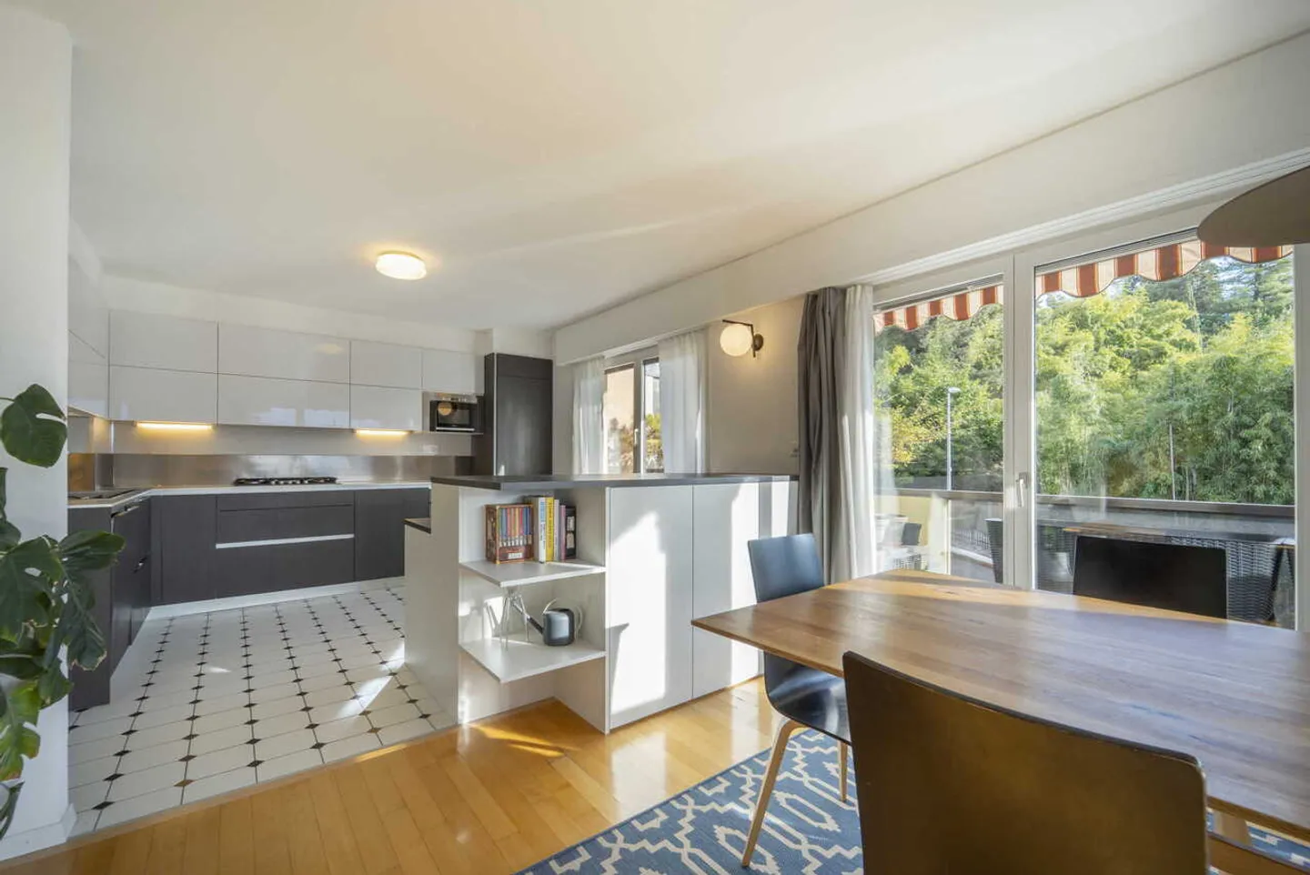 GERÄUMIGES RENOVIERTES DUPLEX IM DACHGESCHOSS - BALKON UND INNENPARKPLATZ - Foto 2 von 17