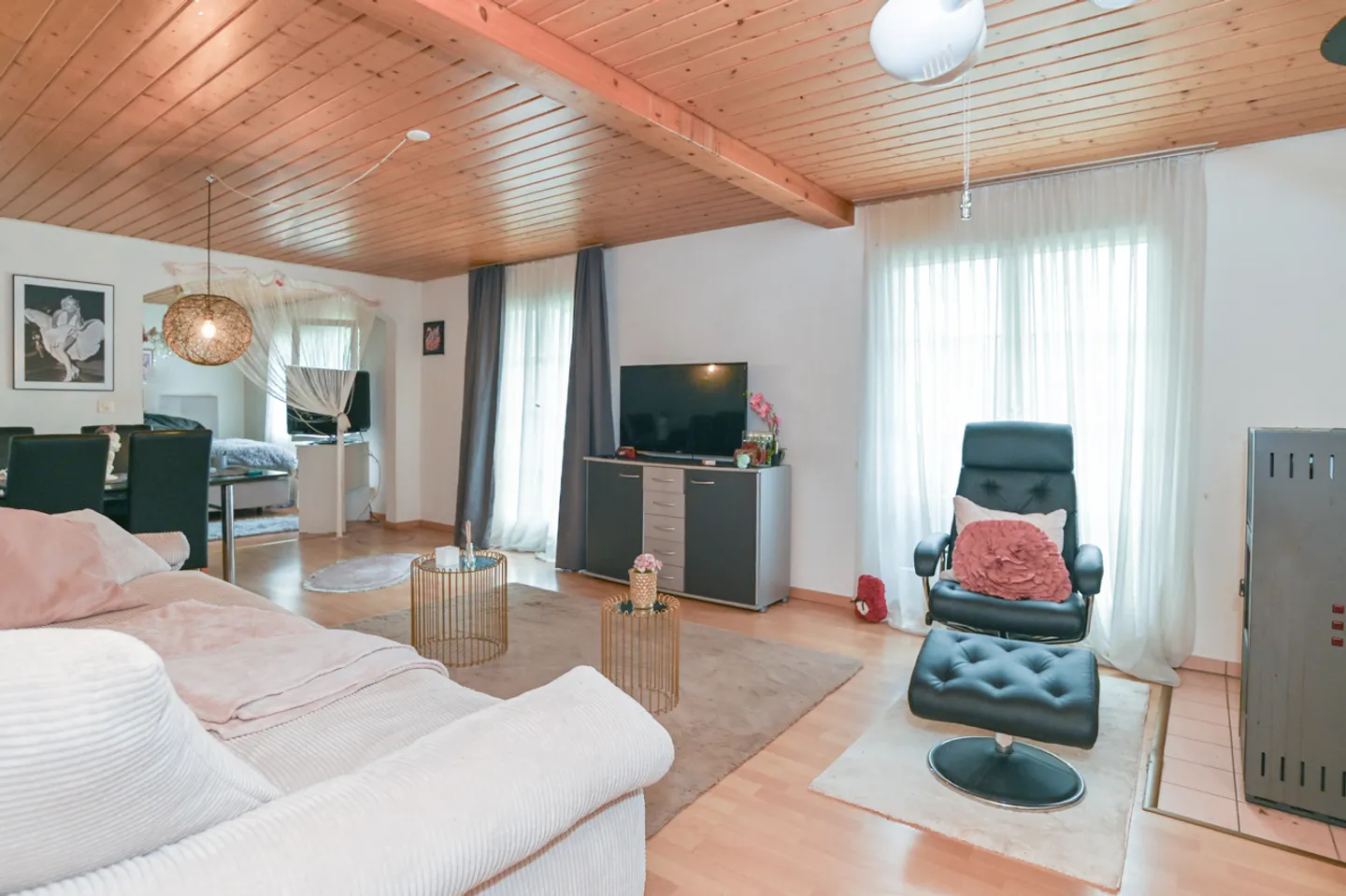 Two-family house with barn and plenty of green space in an optimal location - Photo 5 of 13