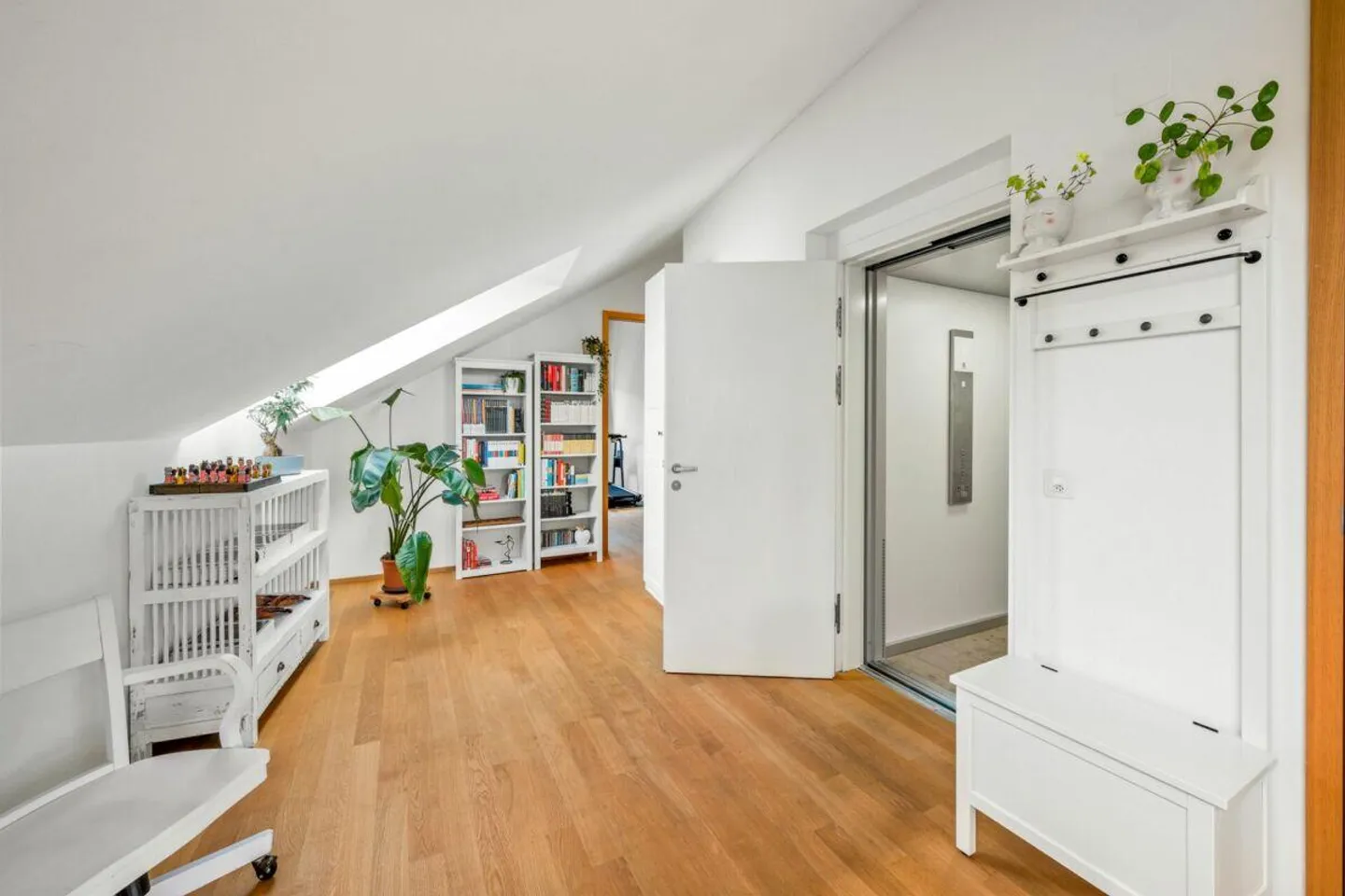 Attraktive 5,5-Zimmer-Attikawohnung (3 Schlafzimmer) mit 2 Loggien... - Foto 2 von 13