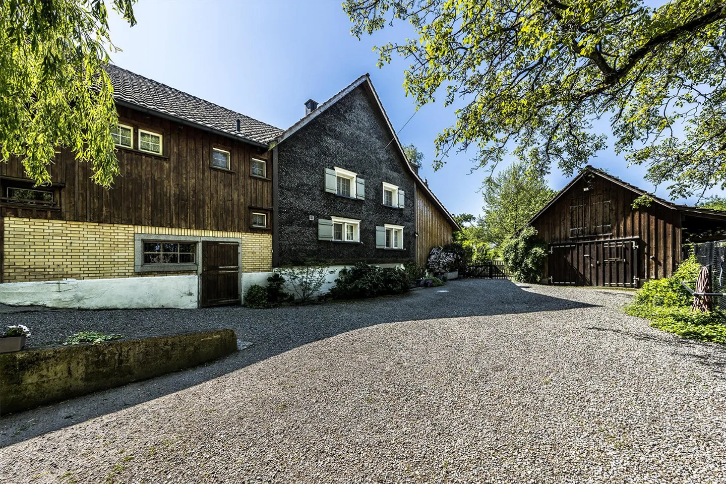 Single-family house with riding stable - Photo 3 of 3