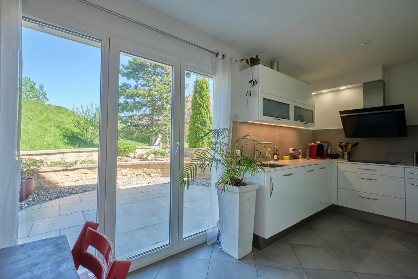Bellissima villa con grande giardino sul tetto - Foto 3 di 10