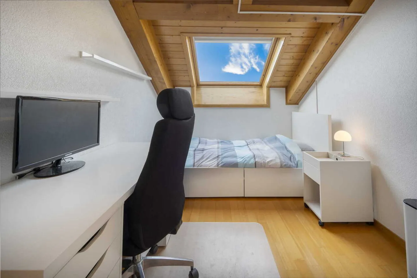 GERÄUMIGES RENOVIERTES DUPLEX IM DACHGESCHOSS - BALKON UND INNENPARKPLATZ - Foto 11 von 17