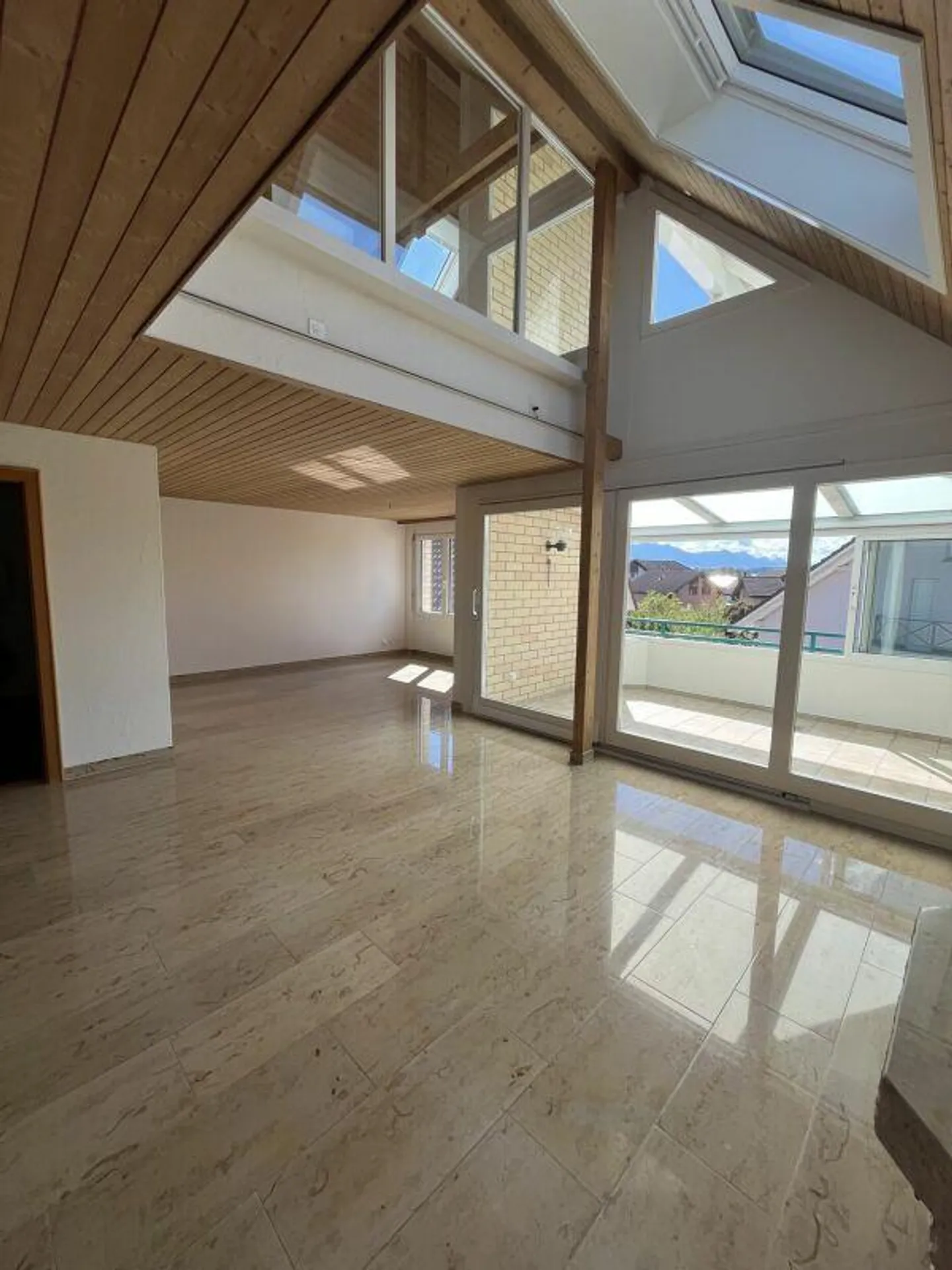 Appartement en attique de 5,5 pièces - Photo 3 sur 28