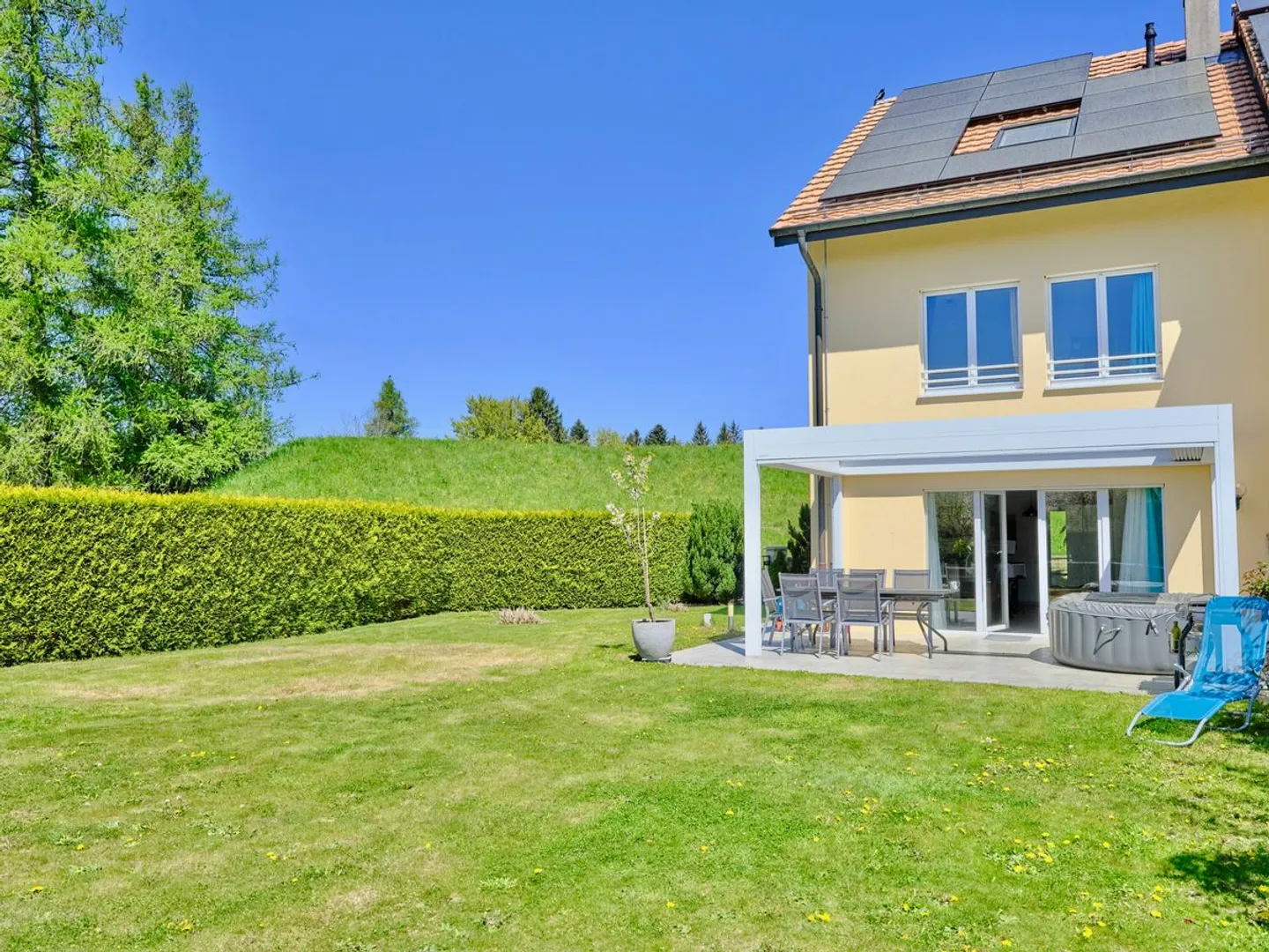 Bellissima villa con grande giardino sul tetto - Foto 1 di 10