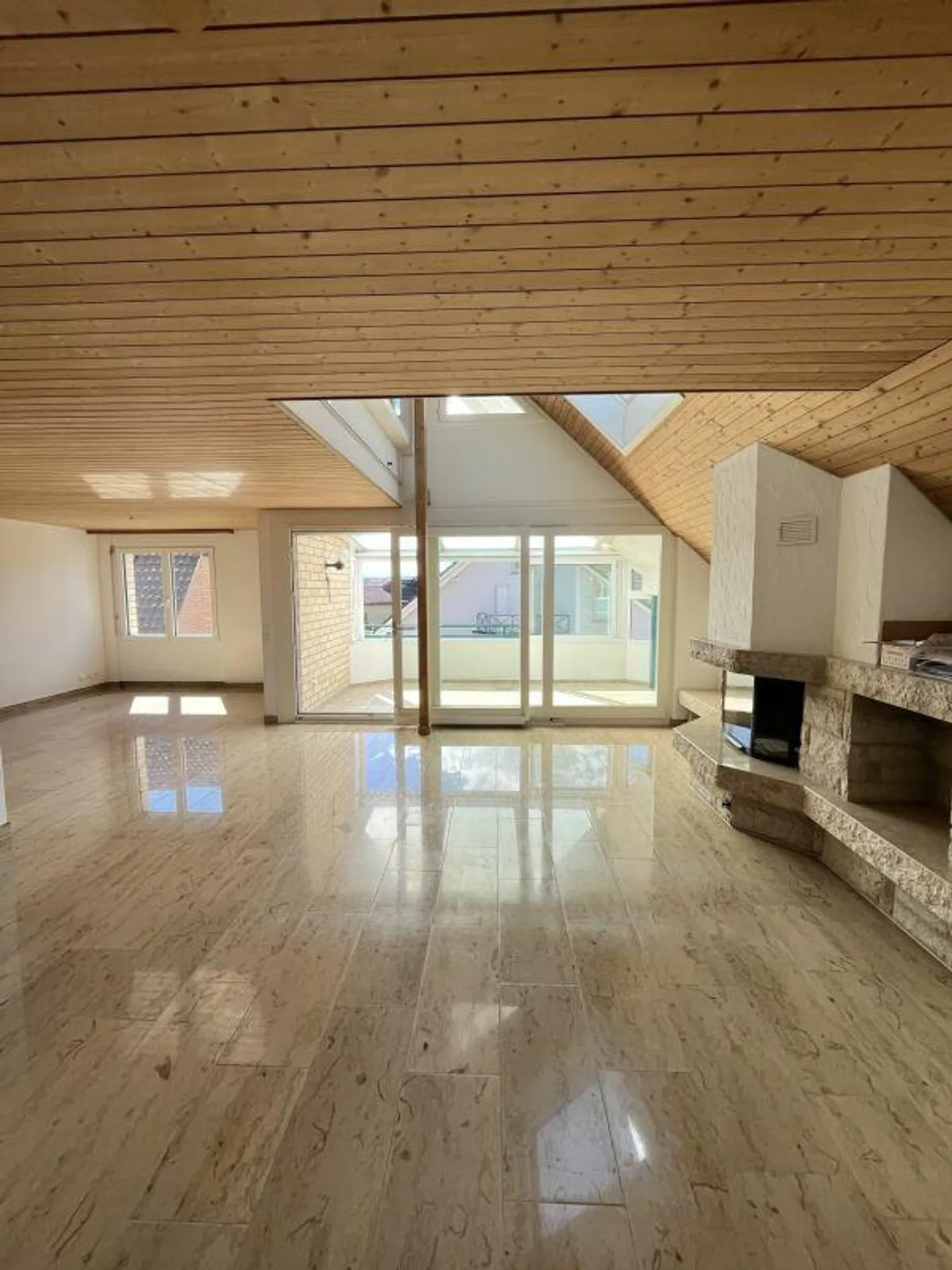 Appartement en attique de 5,5 pièces - Photo 4 sur 28