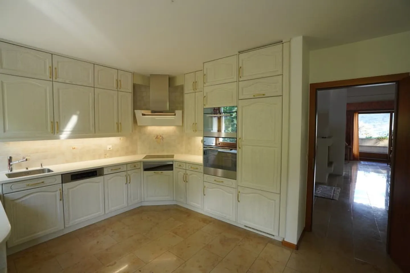 MAGNIFICENT PENTHOUSE FOR RENT IN GRAVELONE - Photo 3 of 13