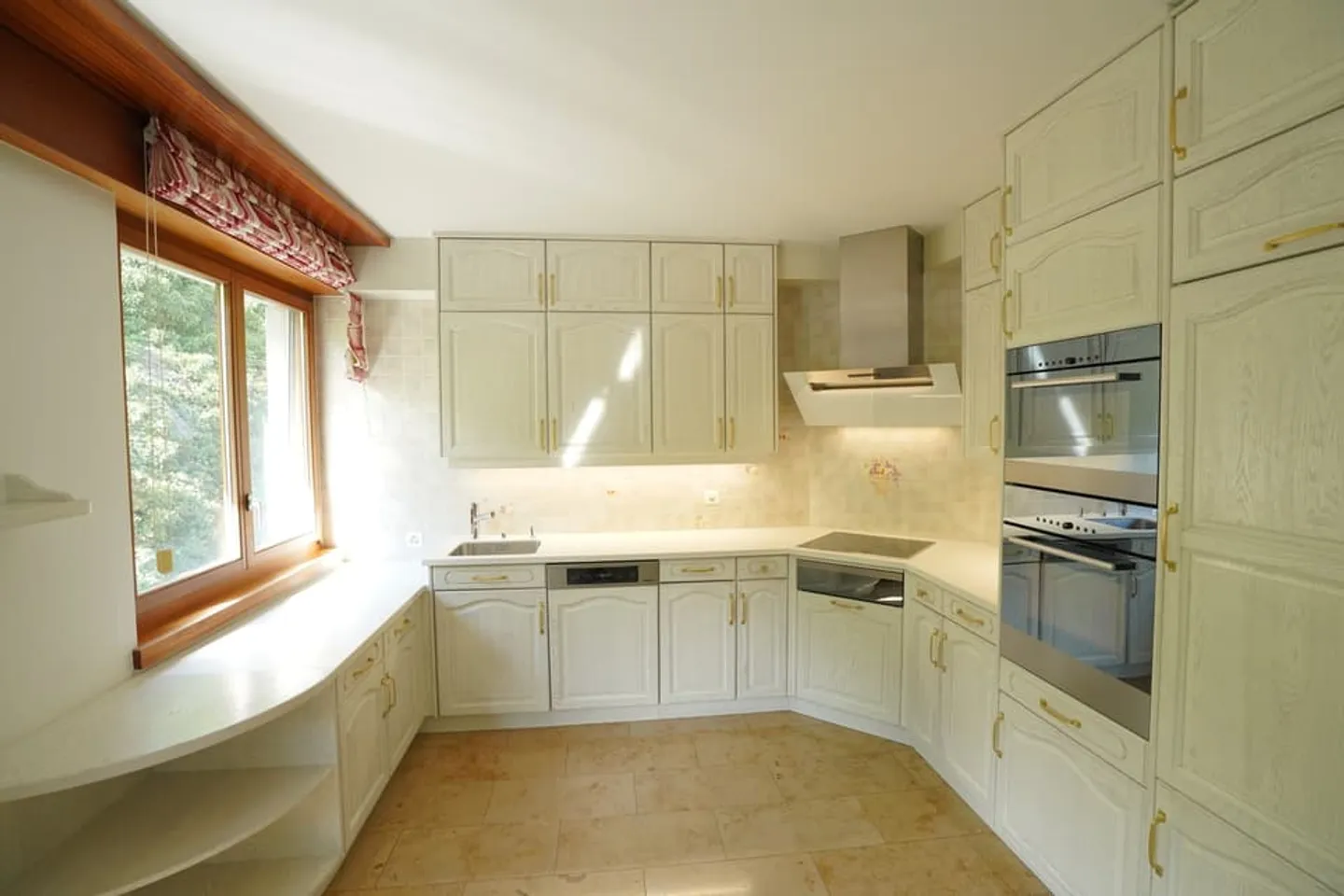 MAGNIFICENT PENTHOUSE FOR RENT IN GRAVELONE - Photo 9 of 13