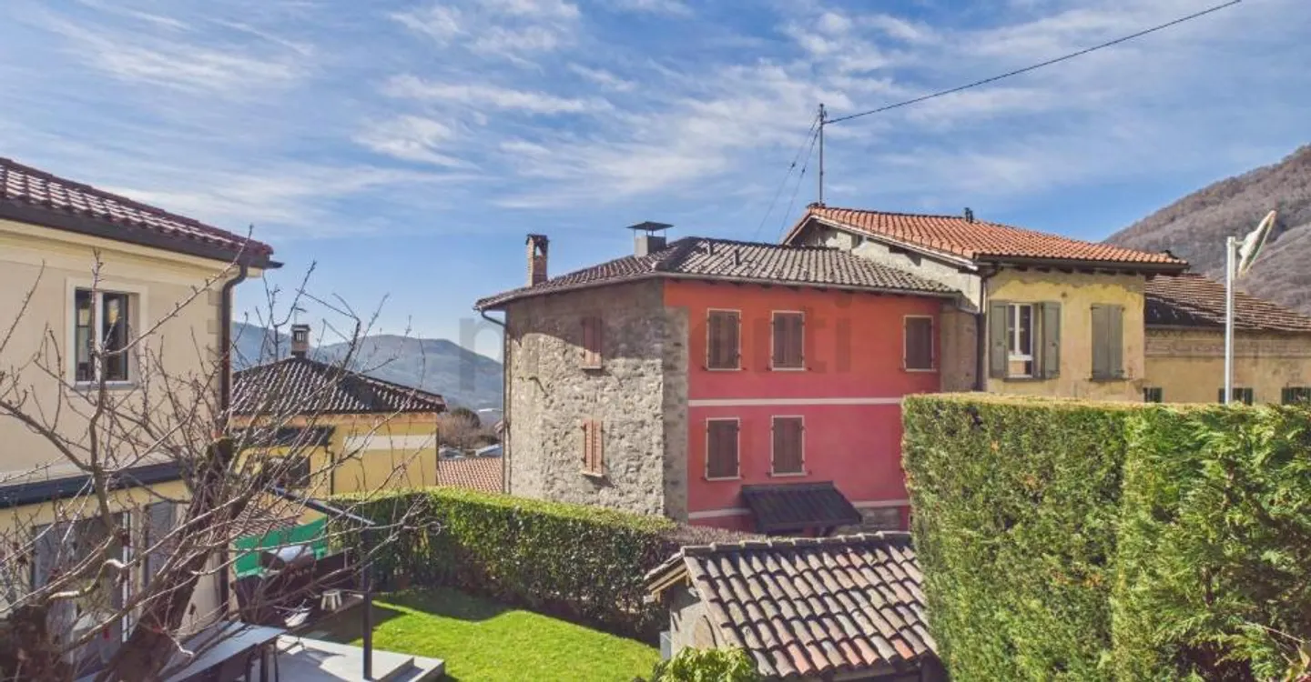 Spacious two-family house of 7.5 rooms partially renovated, Alto Malcantone-Mugena - Photo 1 of 12