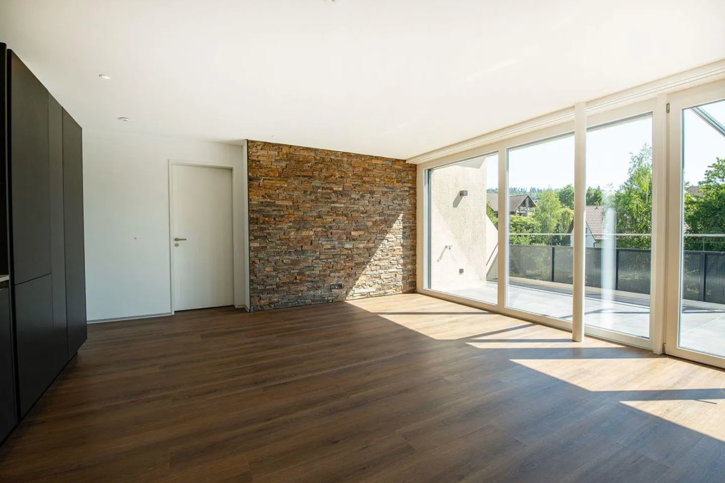 Moderne 2.5-Zimmer-Attikawohnung in grüner Oase - Willkommen in Ihrem neuen Zuhause! - Foto 2 von 9