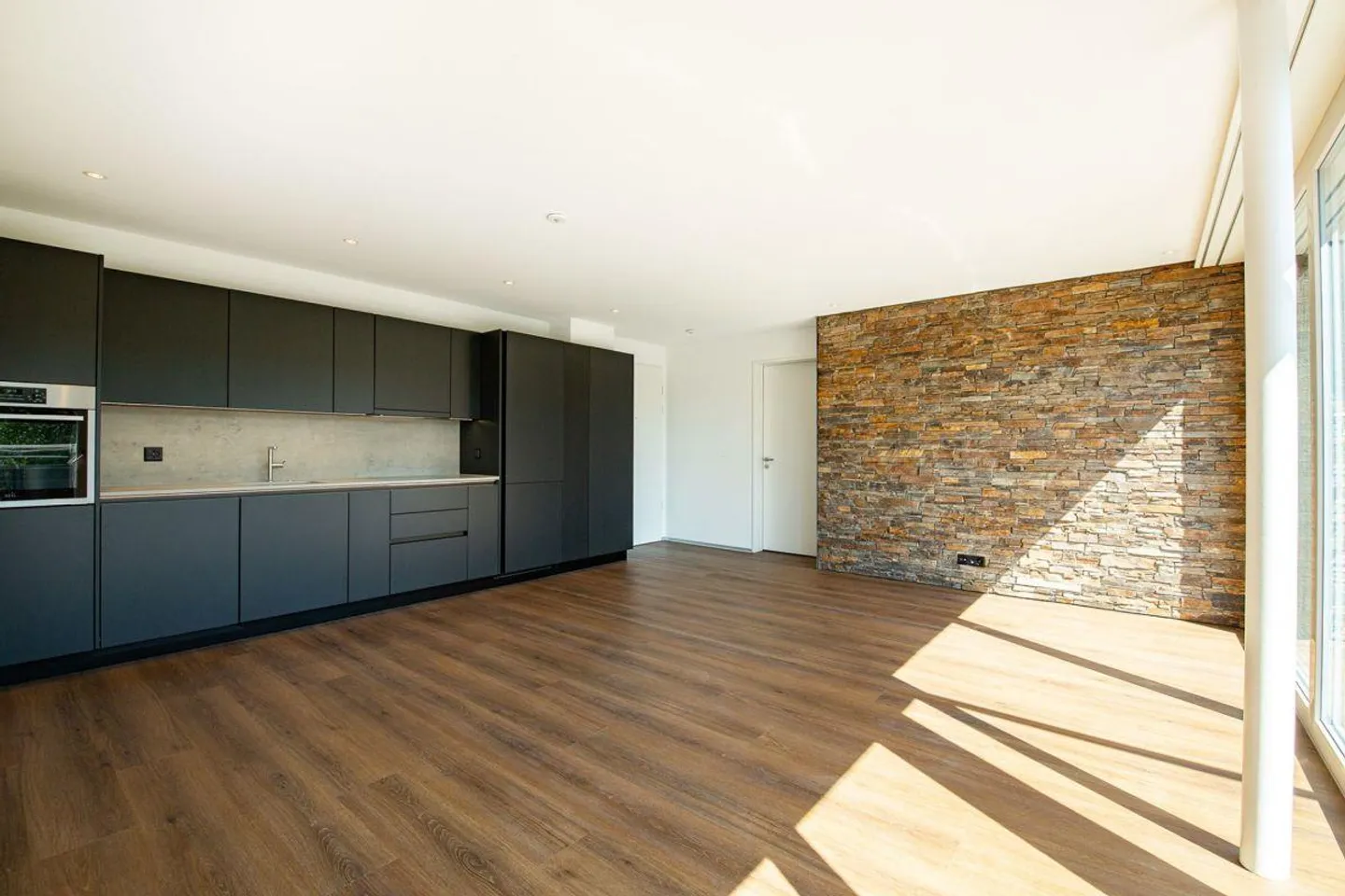 Moderne 2.5-Zimmer-Attikawohnung in grüner Oase - Willkommen in Ihrem neuen Zuhause! - Foto 1 von 9