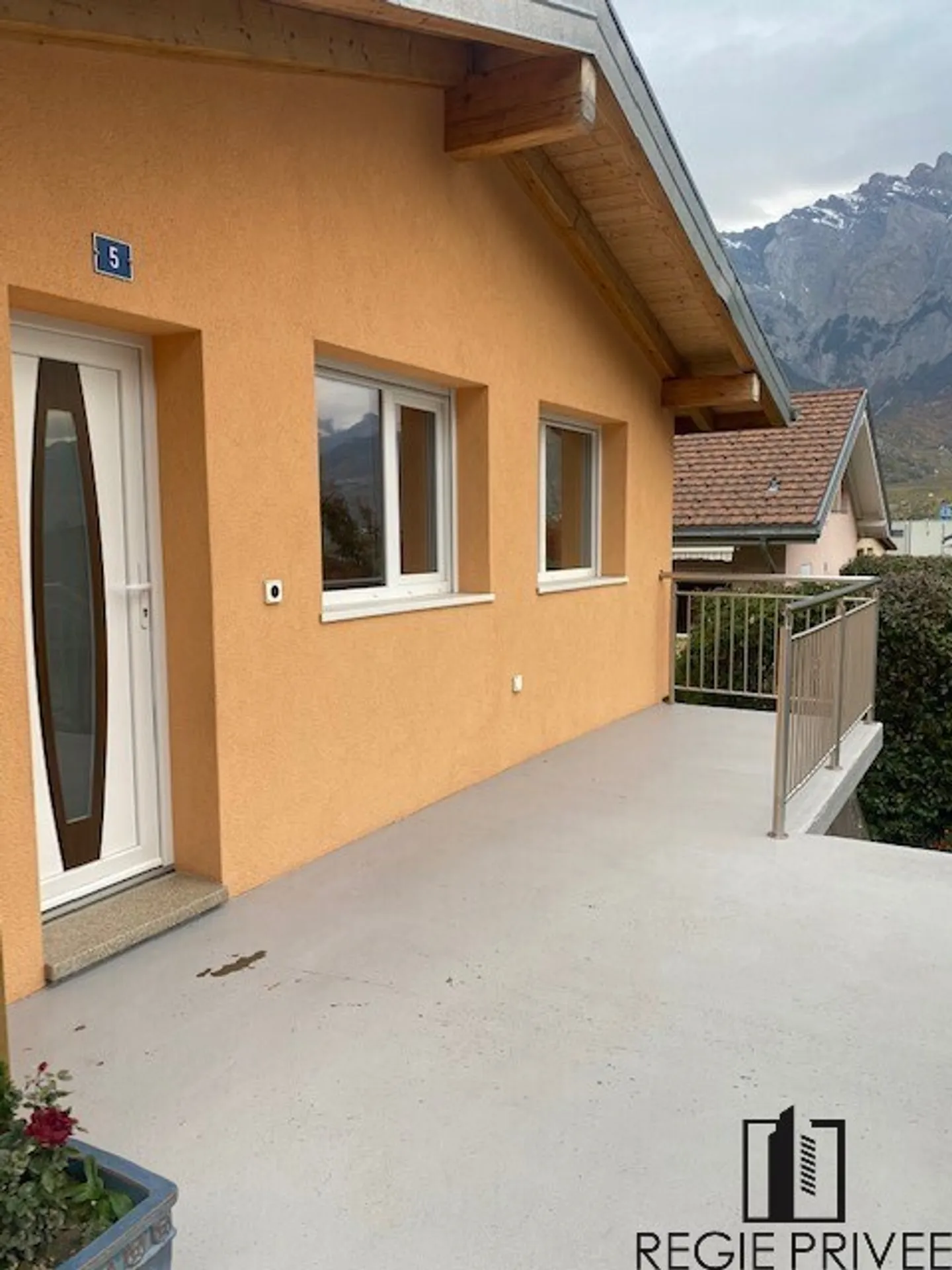 This beautiful apartment in the lovely municipality of Riddes is close to the highway and the peaceful greenery - Photo 4 of 6