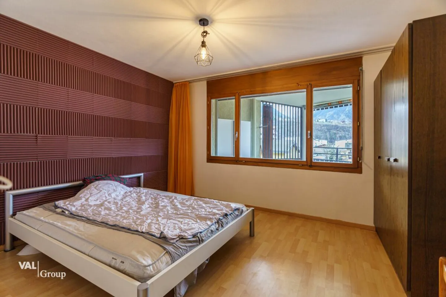 Bright 2.5 Room Apartment with Large Terrace in a Sunny, Central Location - Photo 3 of 12