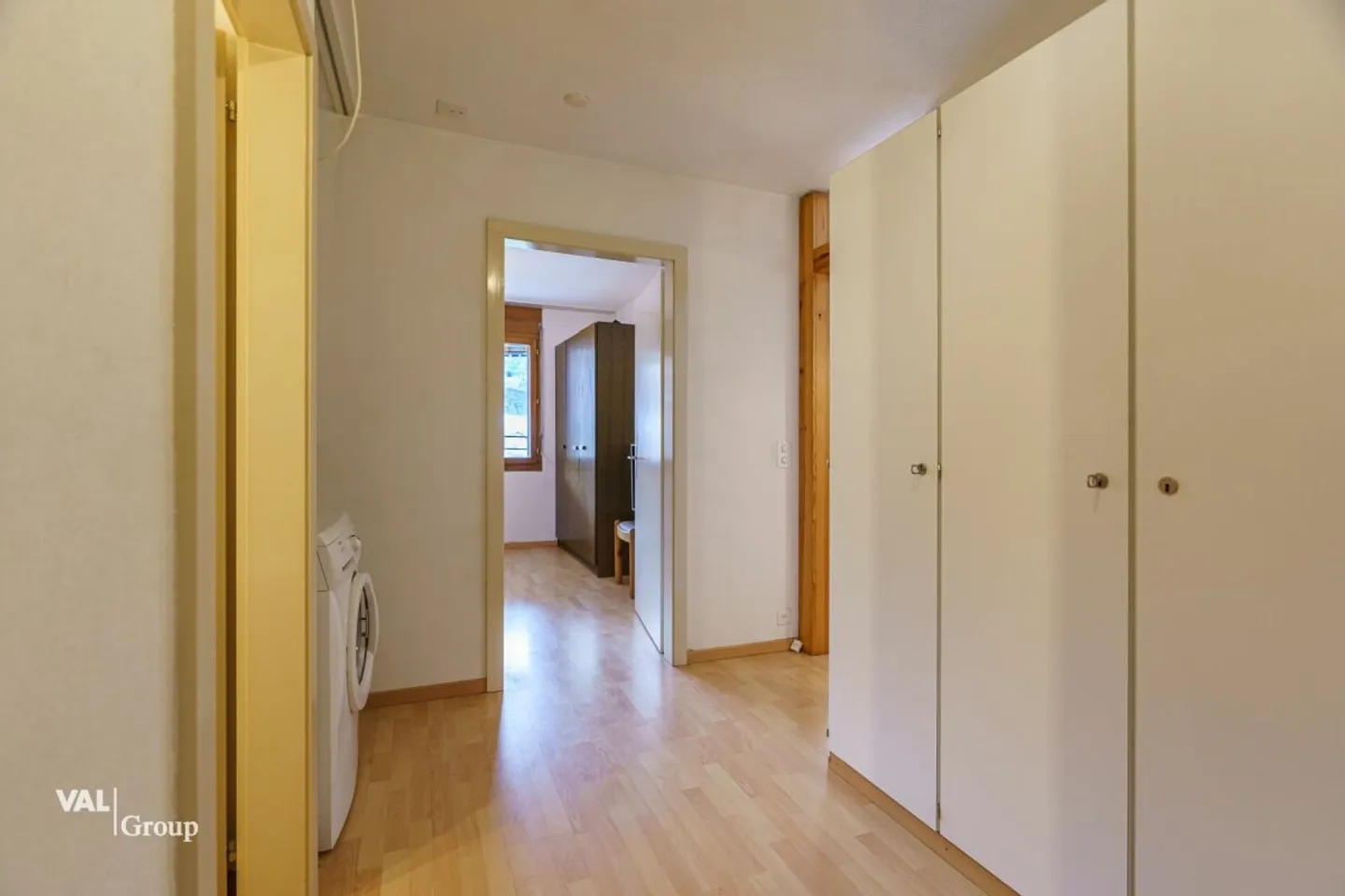 Bright 2.5 Room Apartment with Large Terrace in a Sunny, Central Location - Photo 4 of 12