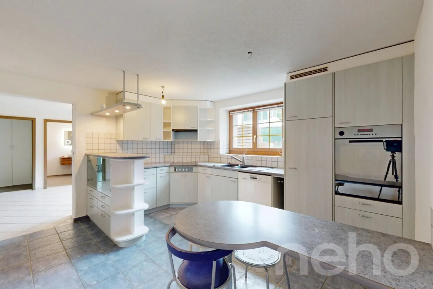 Space miracle with a lot of charm and cozy garden - Photo 8 of 13