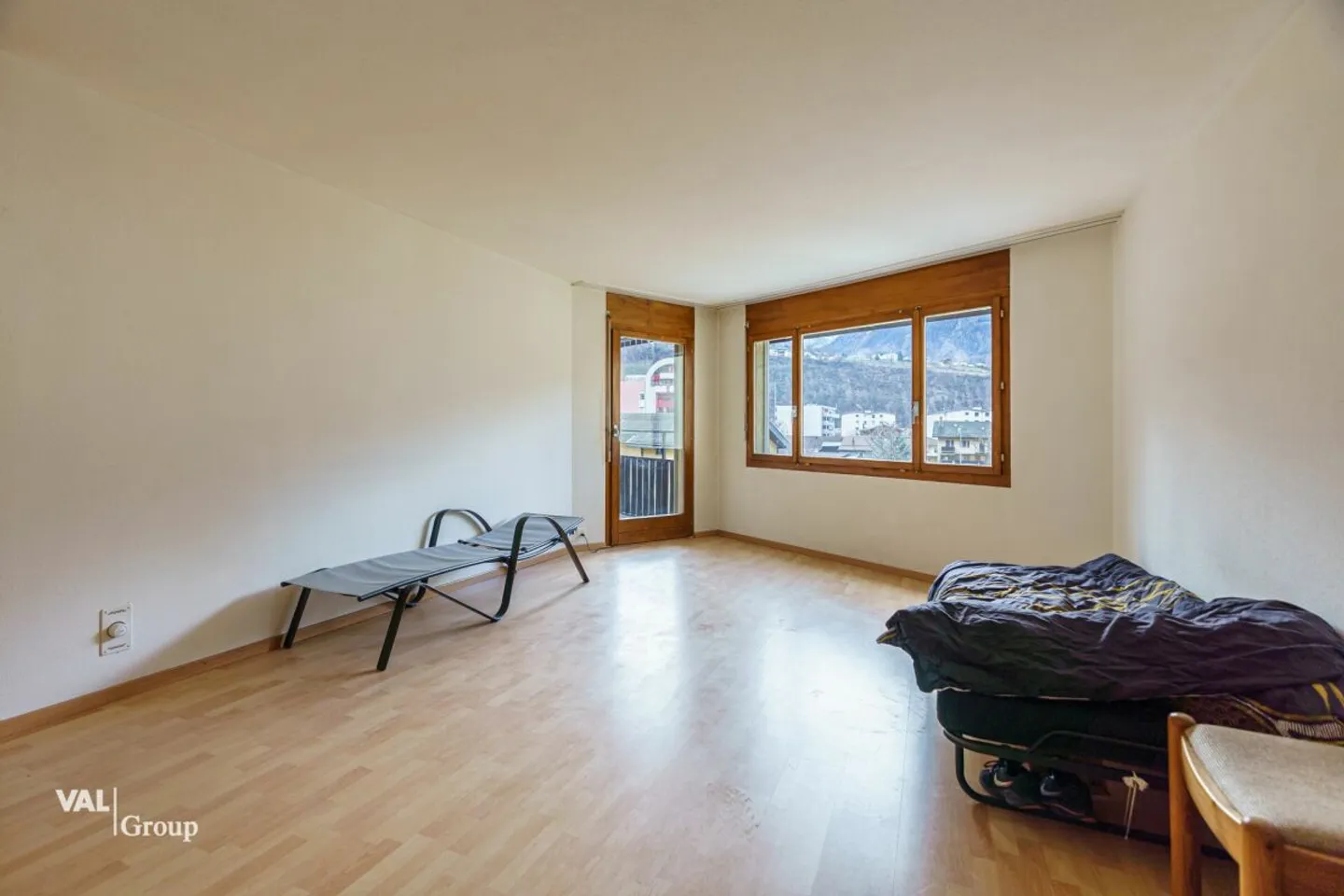 Bright 2.5 Room Apartment with Large Terrace in a Sunny, Central Location - Photo 5 of 12