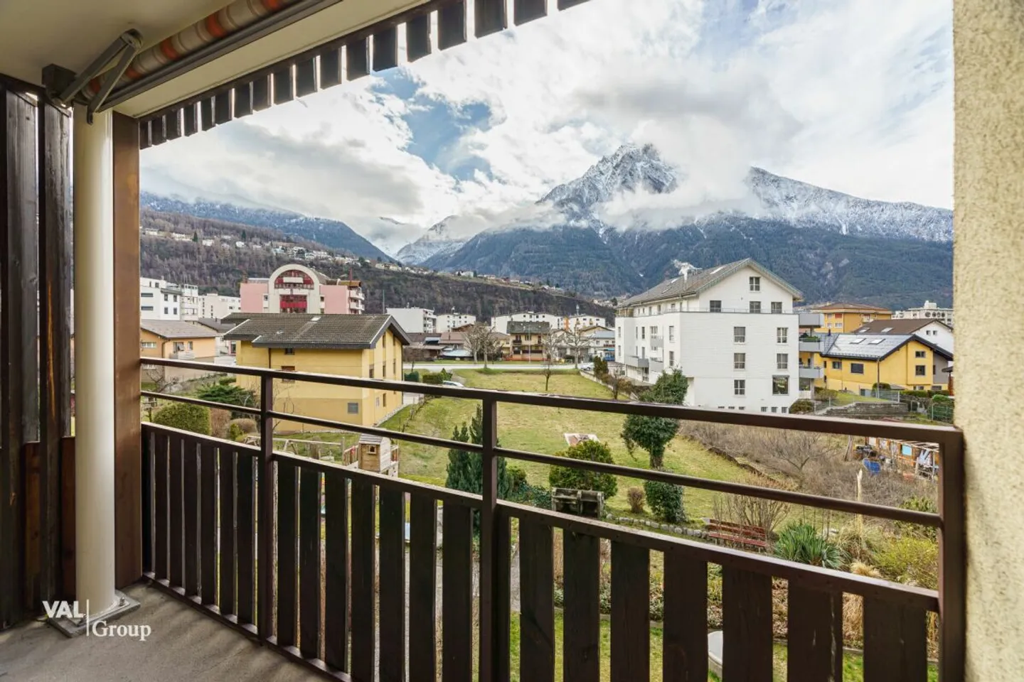 Bright 2.5 Room Apartment with Large Terrace in a Sunny, Central Location - Photo 6 of 12