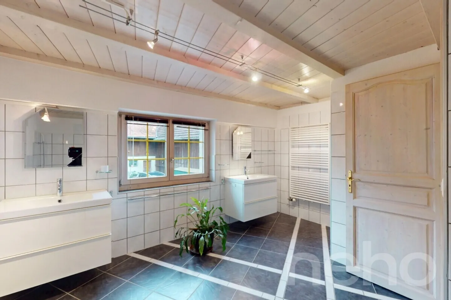 Space miracle with a lot of charm and cozy garden - Photo 7 of 13