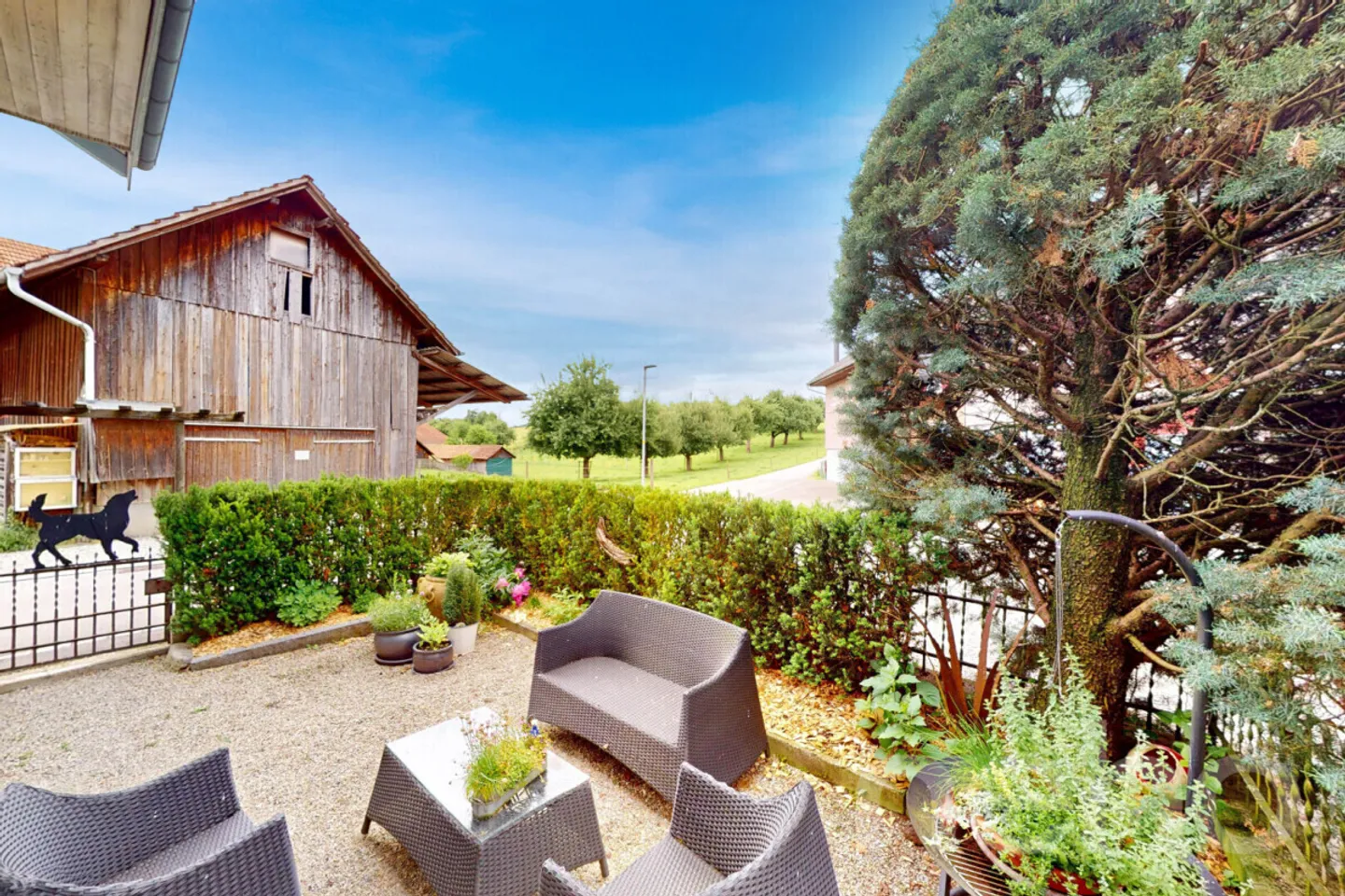 Space miracle with a lot of charm and cozy garden - Photo 11 of 13