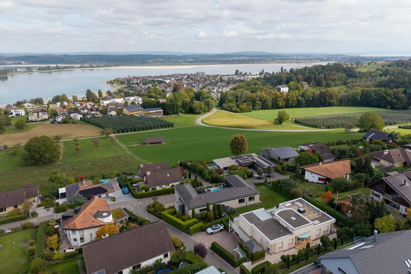 Luxurious 5.5-Room Residence with Lake View and Pool in Fruthwilen - Photo 2 of 6