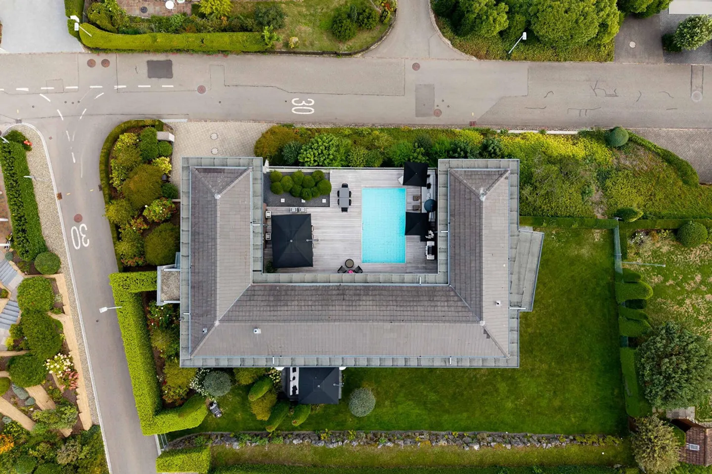 Luxurious 5.5-Room Residence with Lake View and Pool in Fruthwilen - Photo 3 of 6