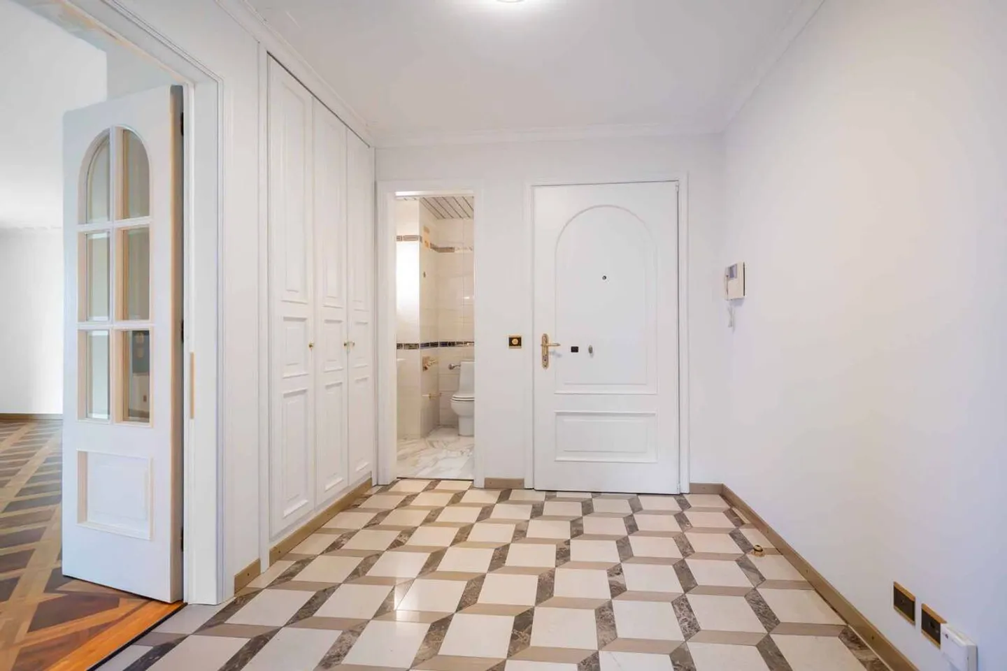 Wunderschöne 5,5 Zimmer mit außergewöhnlichem Blick - Foto 8 von 9