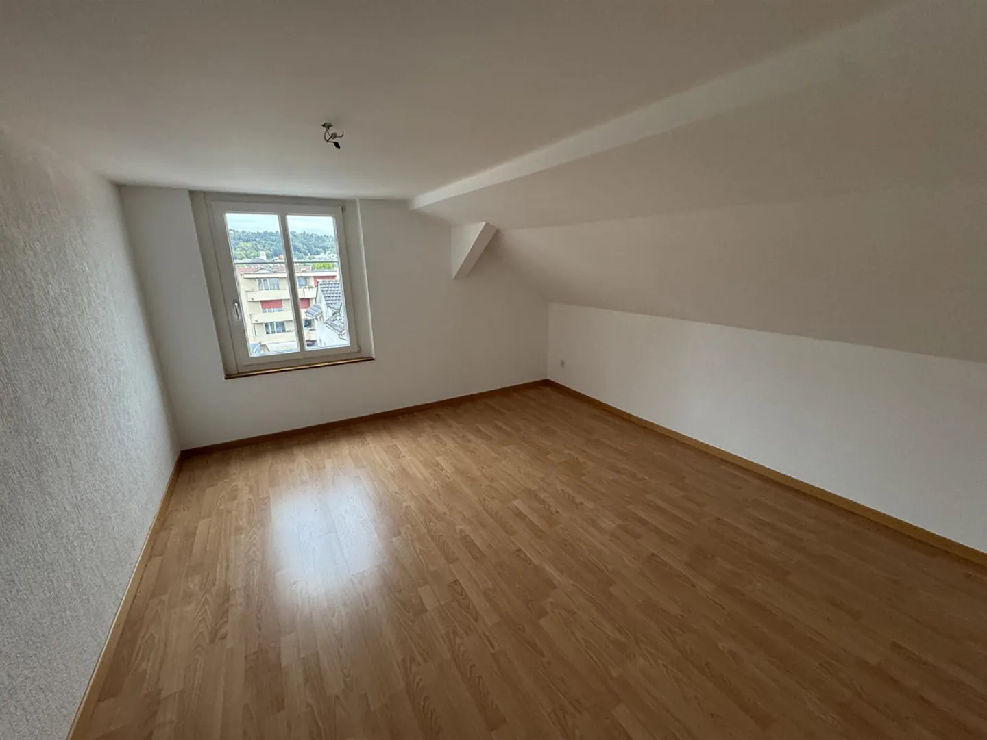 Renovated attic apartment in a central location - Photo 5 of 8