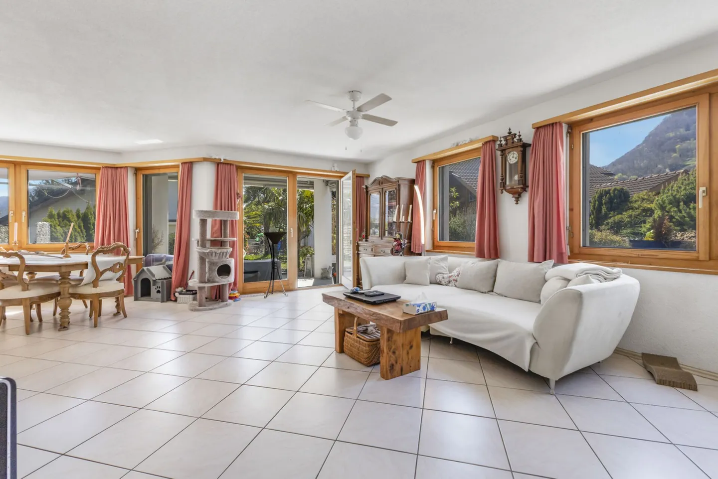 Casa bifamiliare soleggiata con giardino, camino e impianto fotovoltaico a Trübbach - Foto 6 di 36