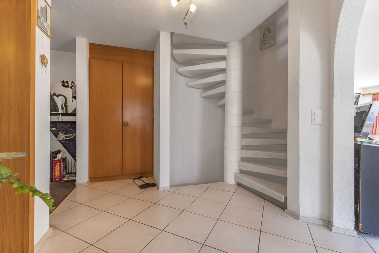 Casa bifamiliare soleggiata con giardino, camino e impianto fotovoltaico a Trübbach - Foto 13 di 36