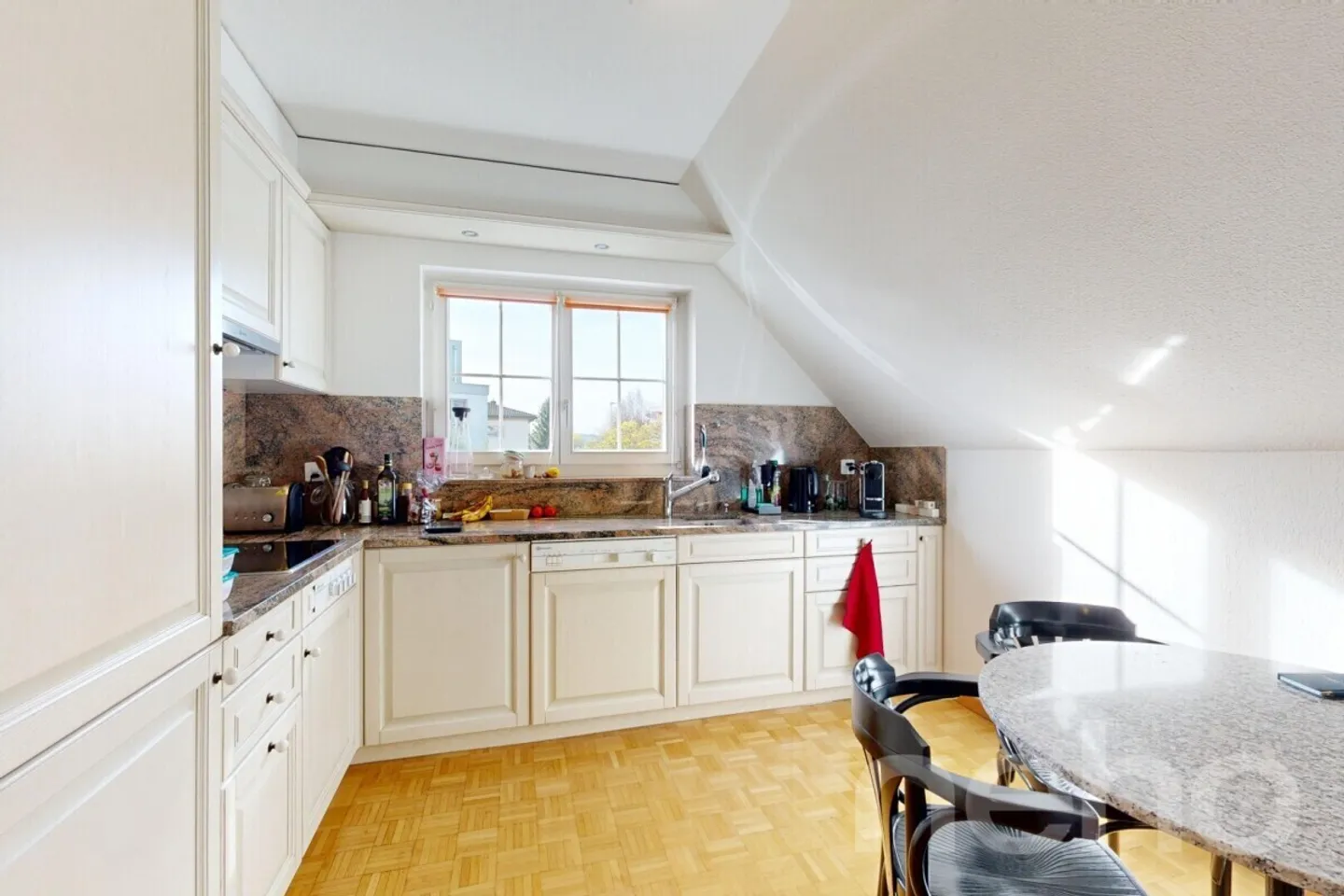 Maison multi-générationnelle spacieuse de 8 pièces avec 2 unités de vie séparées - Photo 4 sur 12