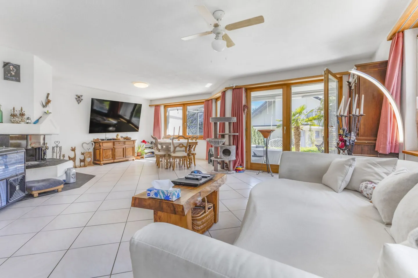 Casa bifamiliare soleggiata con giardino, camino e impianto fotovoltaico a Trübbach - Foto 5 di 36