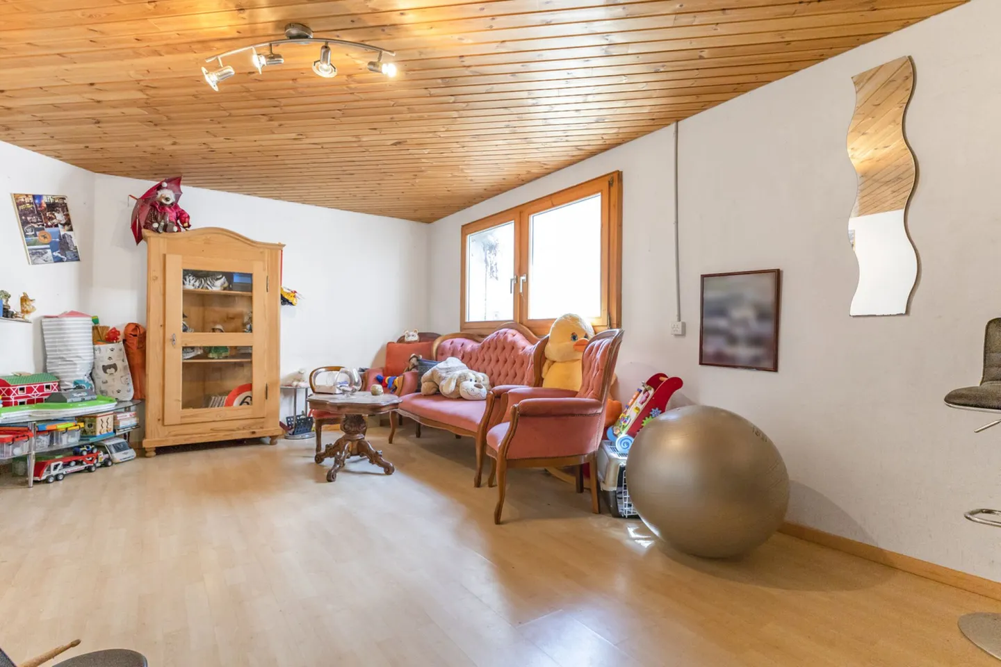 Casa bifamiliare soleggiata con giardino, camino e impianto fotovoltaico a Trübbach - Foto 28 di 36