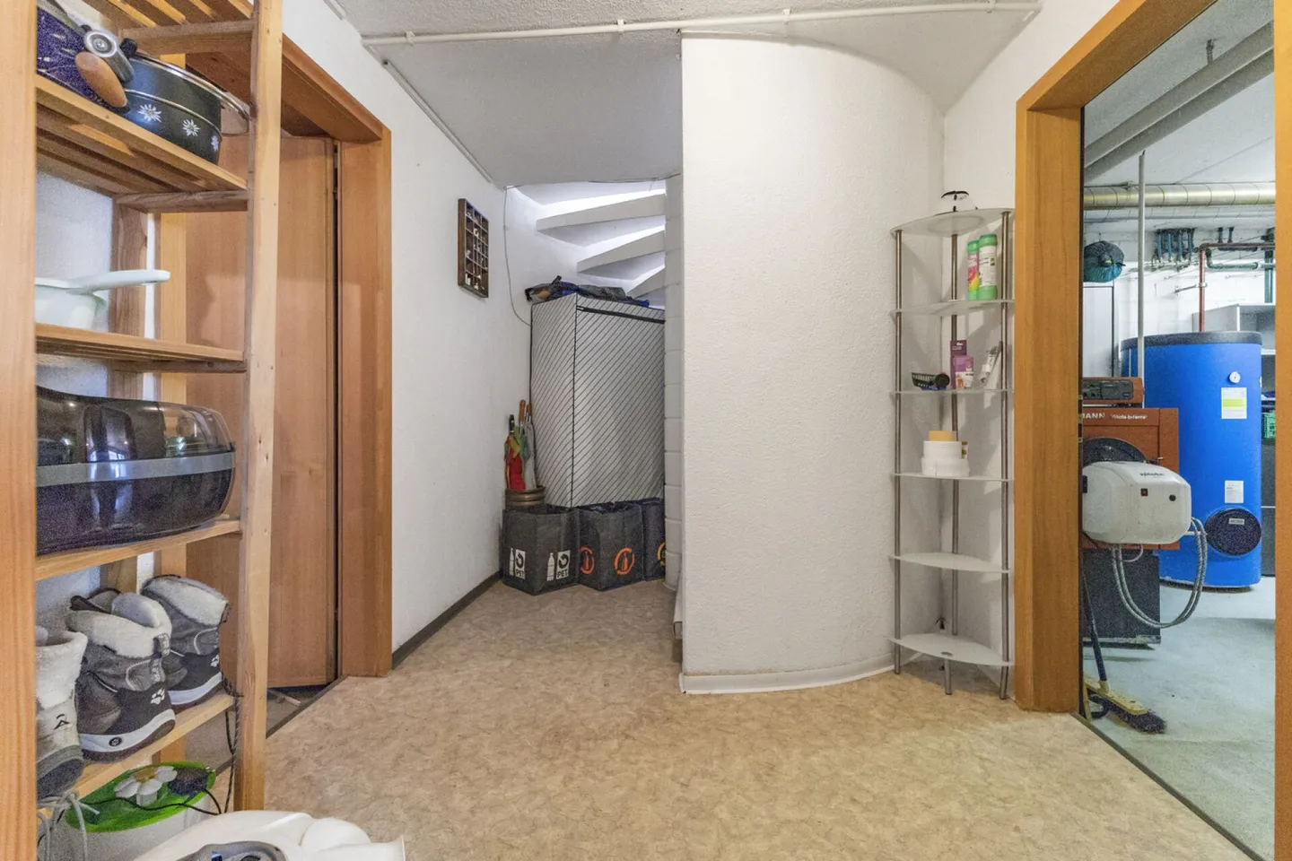 Casa bifamiliare soleggiata con giardino, camino e impianto fotovoltaico a Trübbach - Foto 27 di 36