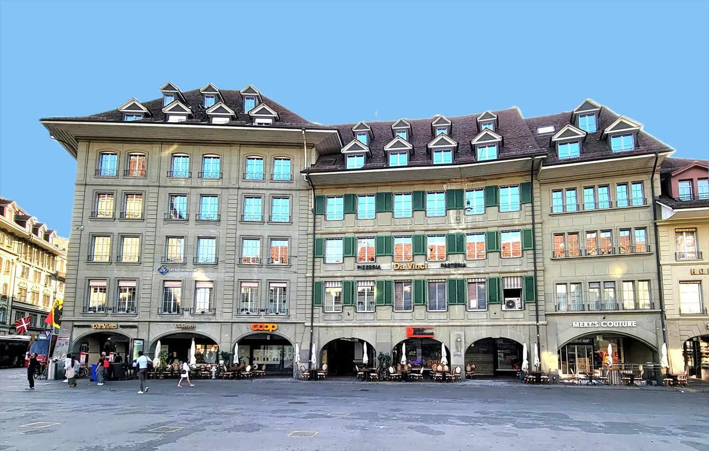 Showcase in a good pedestrian location - Photo 1 of 2