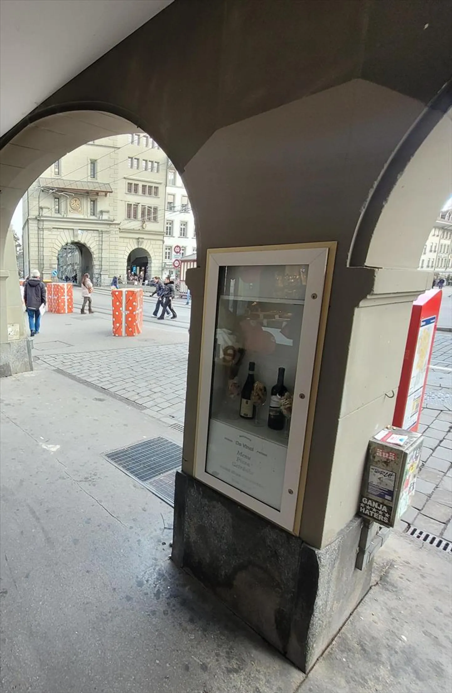 Showcase in a good pedestrian location - Photo 2 of 2