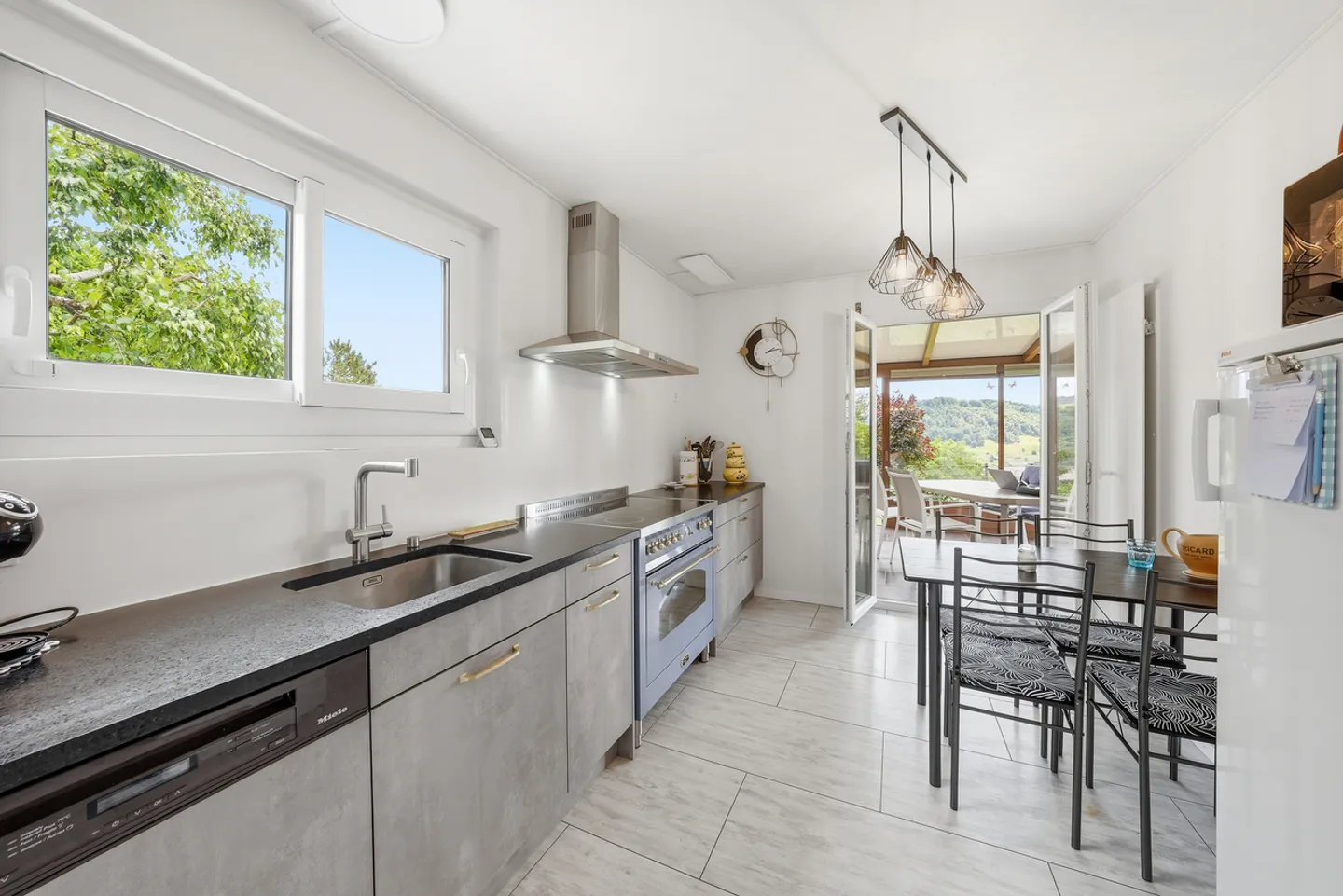 Stupenda villa familiare di 5,5 locali con grande giardino e vista libera - Foto 5 di 32