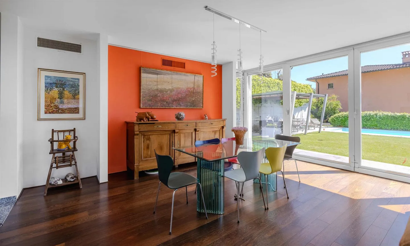 Exklusive Villa mit 6,5 Zimmern, Pool und Garten in Cadro - Foto 2 von 9