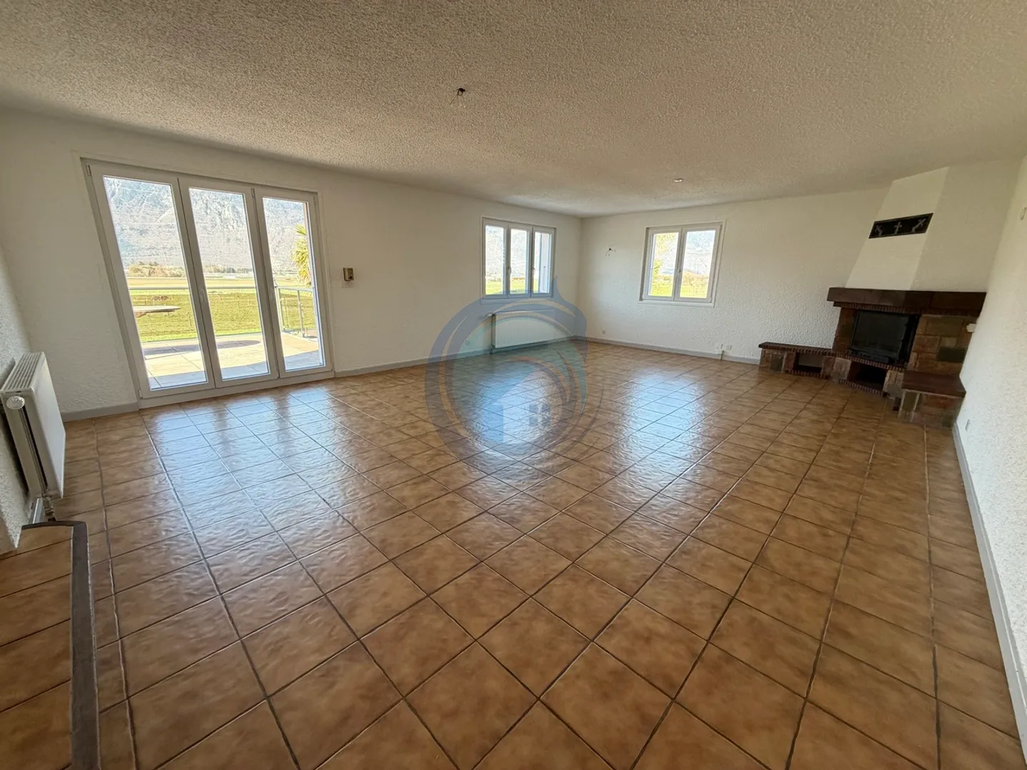 BEAUTIFUL 4.5-ROOM APARTMENT WITH FIREPLACE AND SPACIOUS TERRACE - Photo 2 of 20