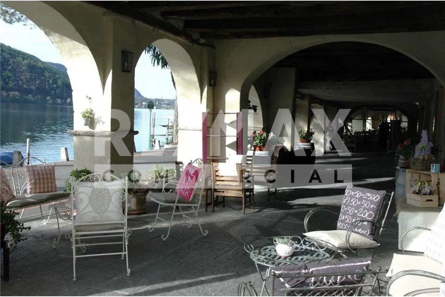 Espace commercial charmant sur la promenade du lac de Morcote avec portique et vitrine - Photo 8 sur 13
