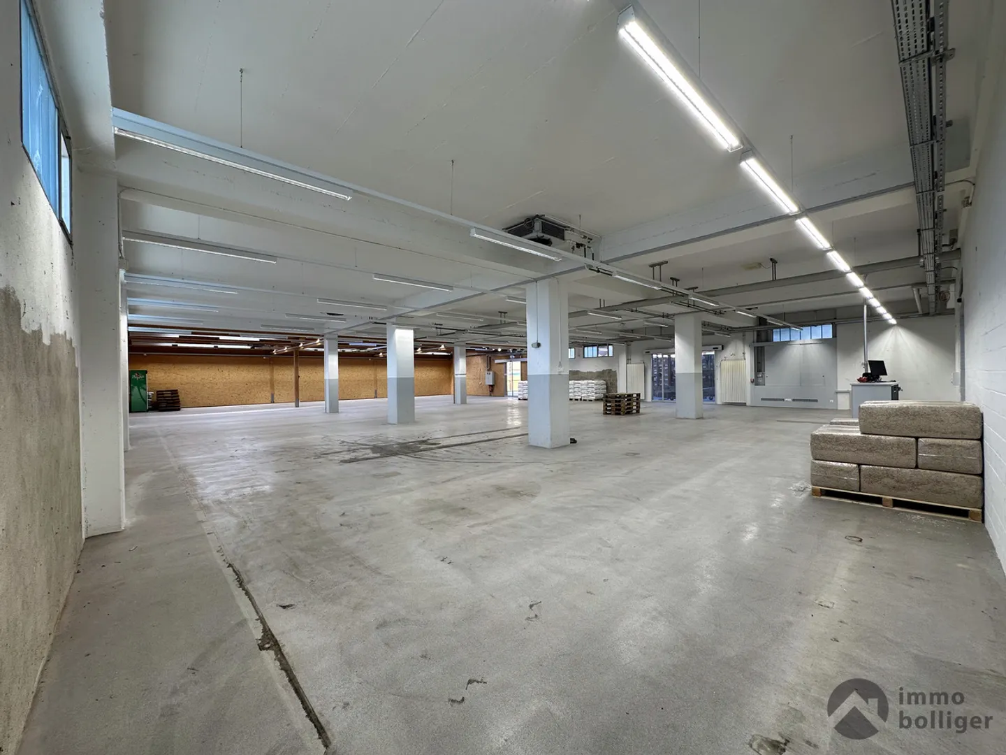 Una posizione. Molte possibilità. Commercio, magazzino e ufficio combinati. - Foto 1 di 13
