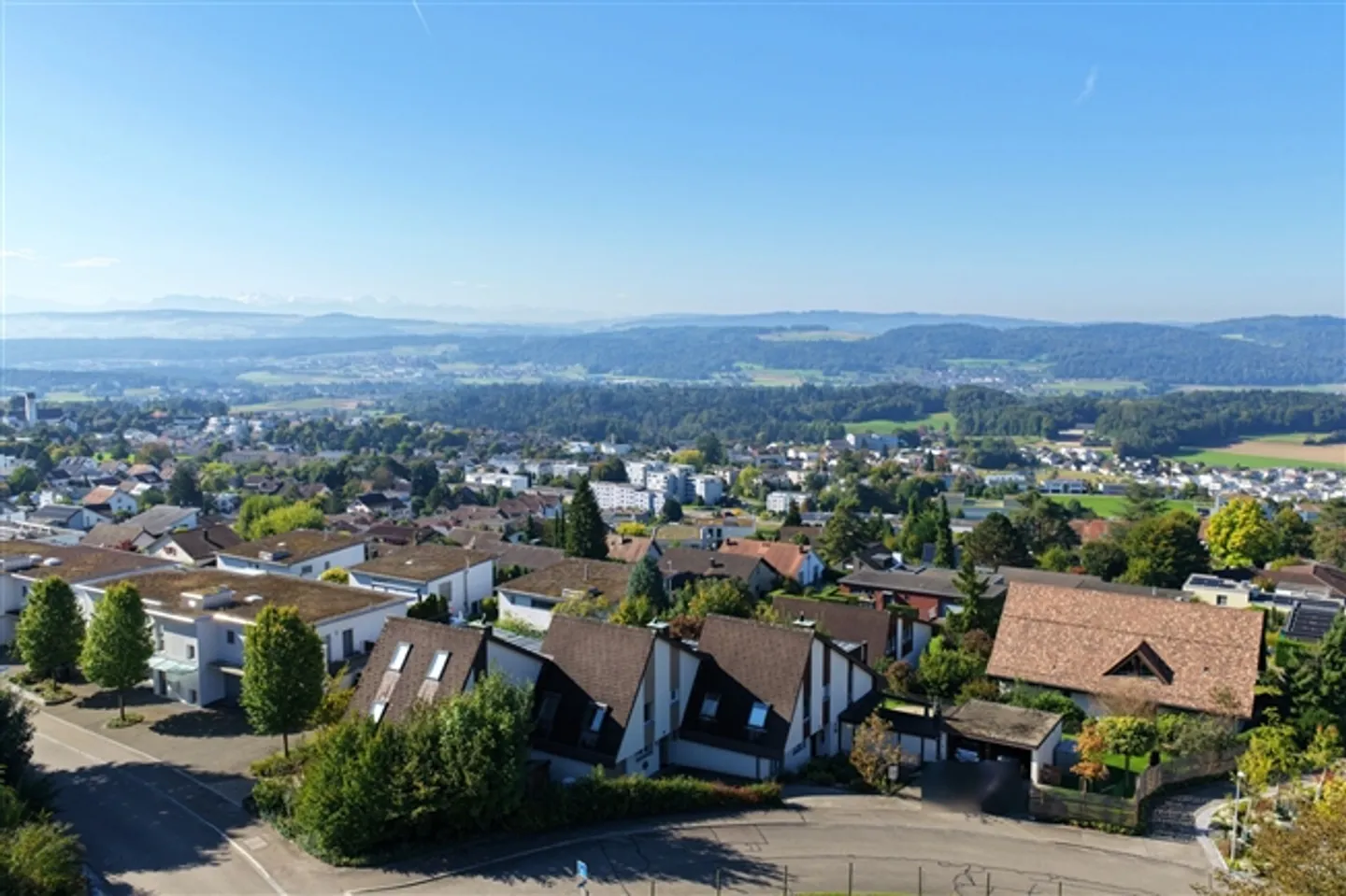 Miracle d'espace avec vue dans un emplacement en pente recherché - Photo 2 sur 11
